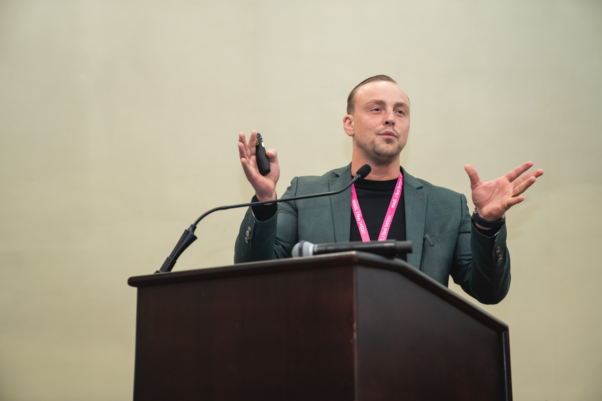 Фотосессия форумов, конференций. Занимаюсь профессиональной фотографией и живу рядом с Байкалом. Работаю в разных жанрах