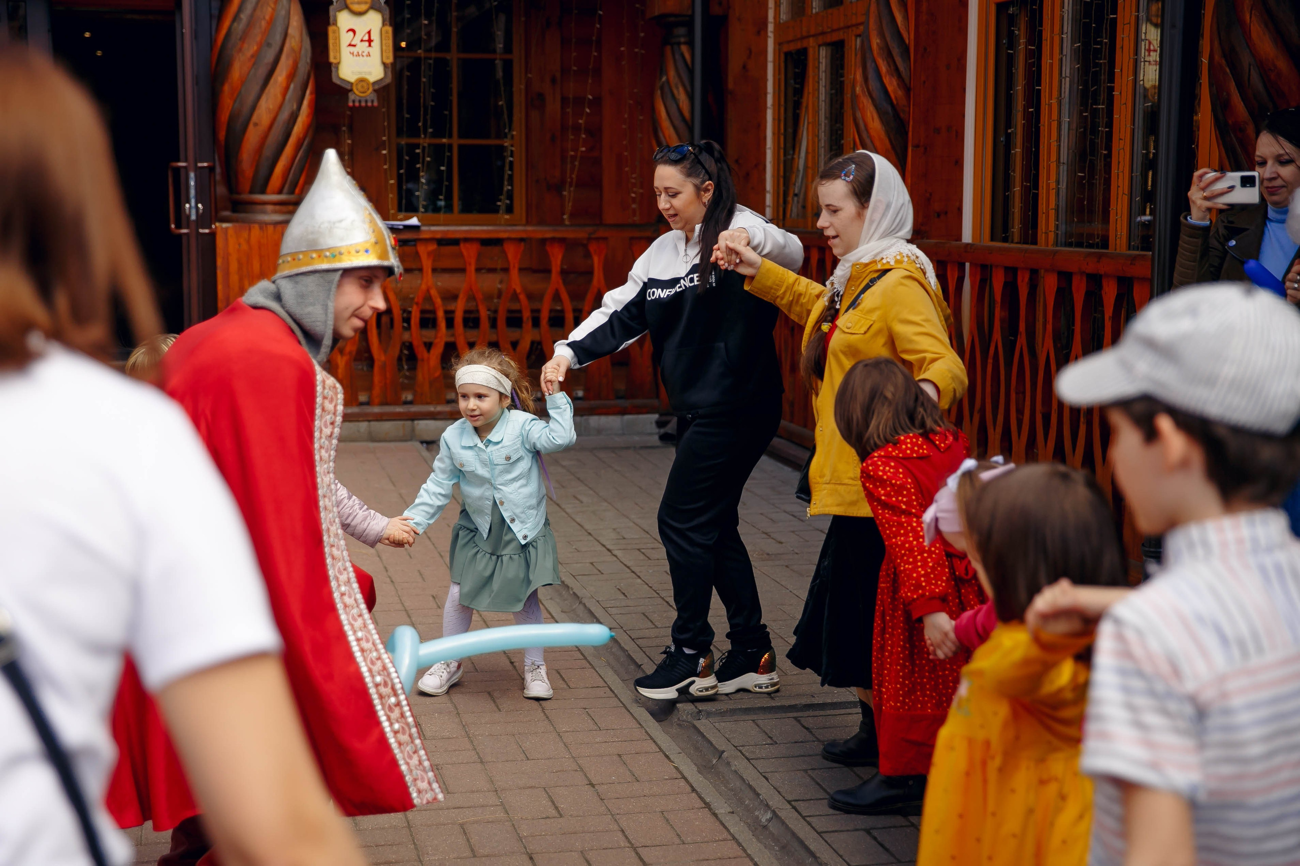 Алеша попович двор. Ваш репортажный фотограф Артемий Антонов