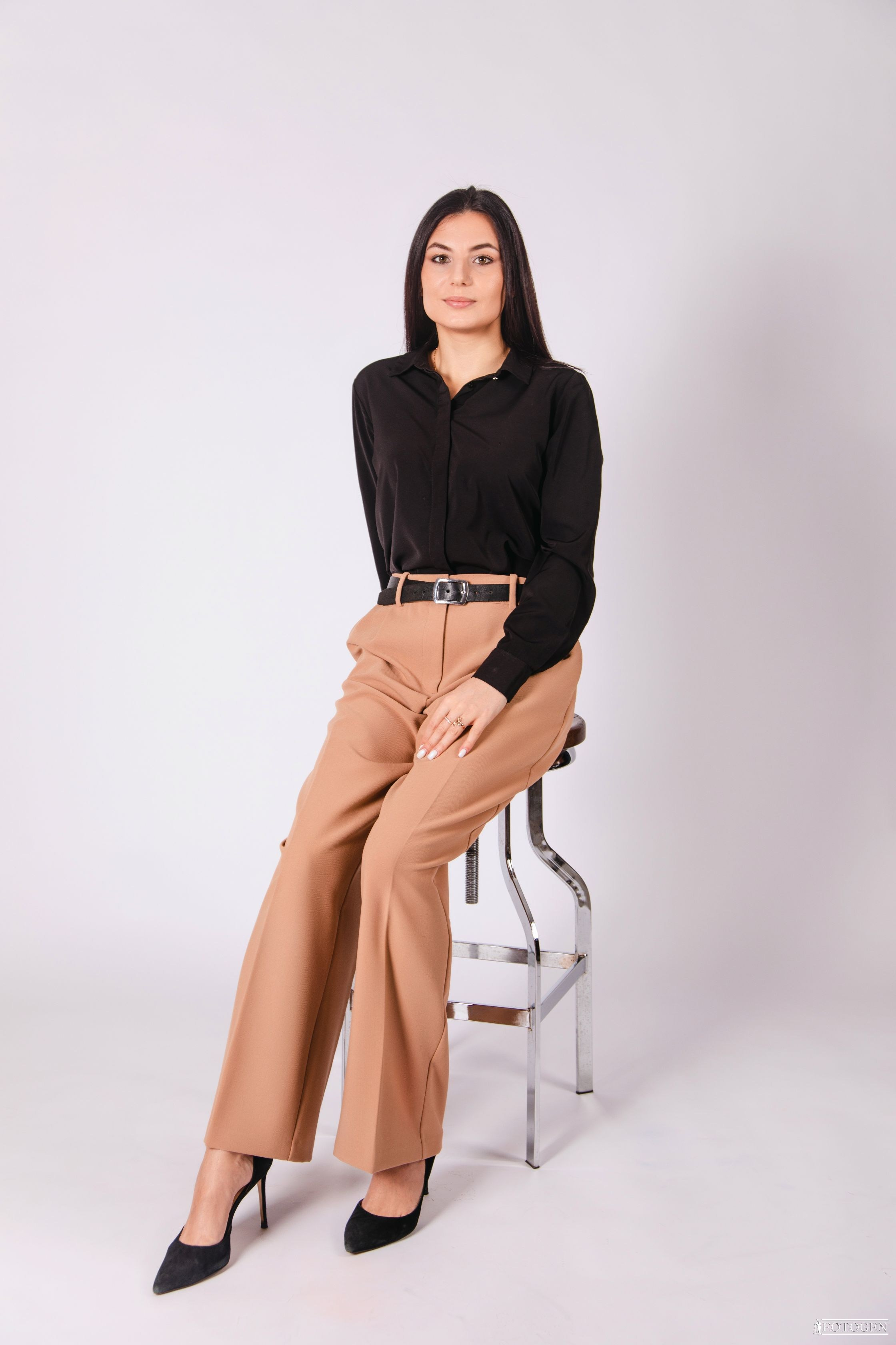 Женский деловой портрет | Бизнес фотосессии от Fotogen. Интерьерная фотостудия FOTOGEN г. Краснодар