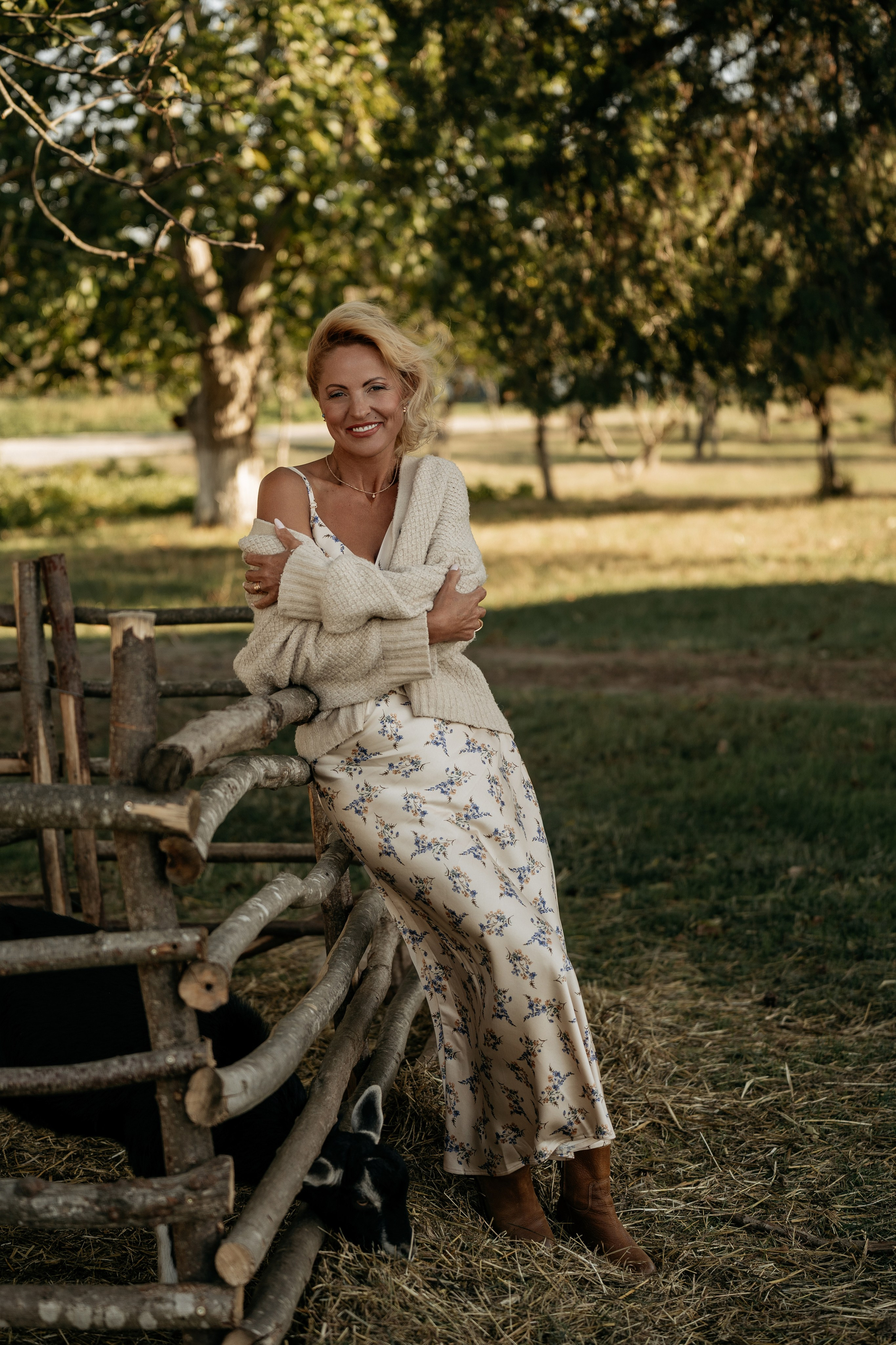  Фотограф из Анапы проводит фотосессию на эко-ферме. Семья учит детей заботе о животных