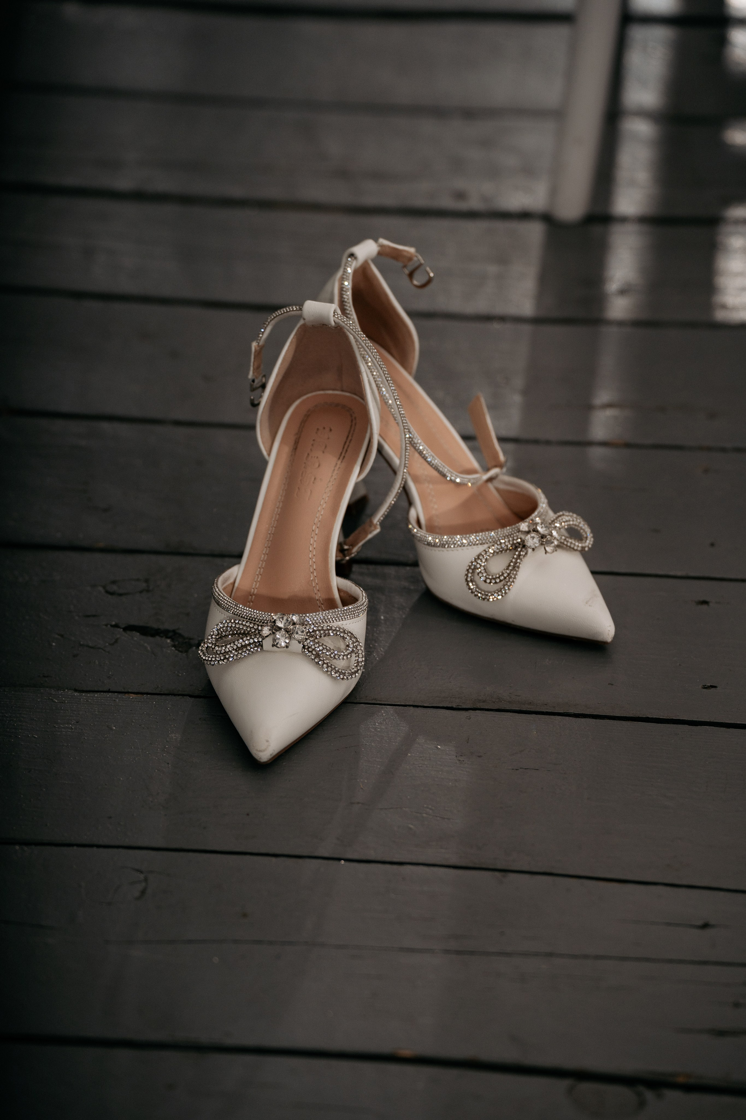 Туфли невесты, фотографии от фотографа с банкета в ресторане у моря.