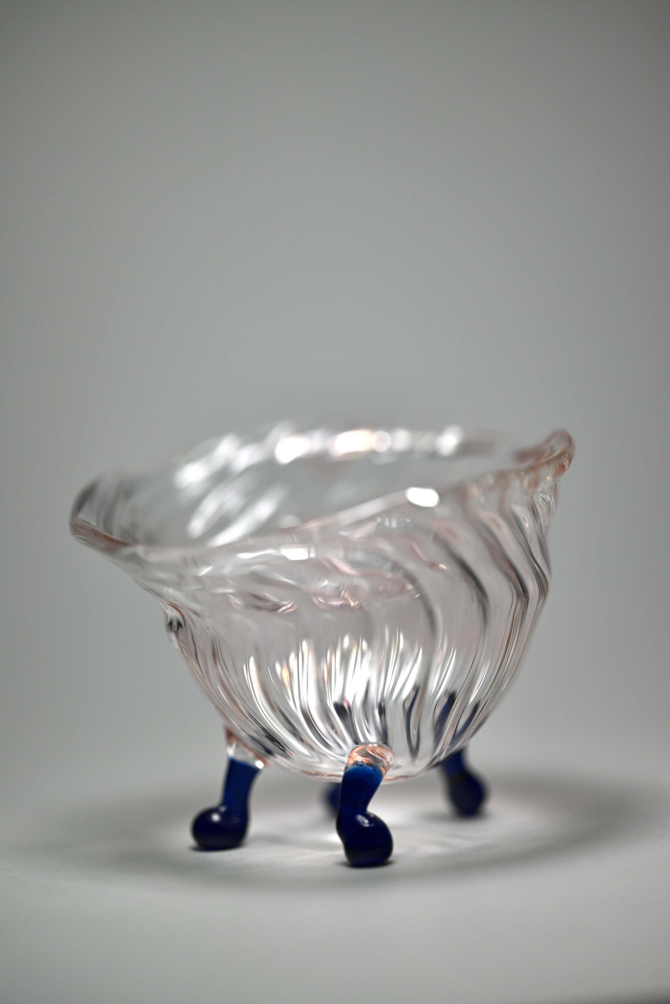 Serving platter "Form at the Moment of Losing Balance."Borosilicate glass, colored glass. Lampworking. Despite its title, the form remains highly stable and fully functional.2025.