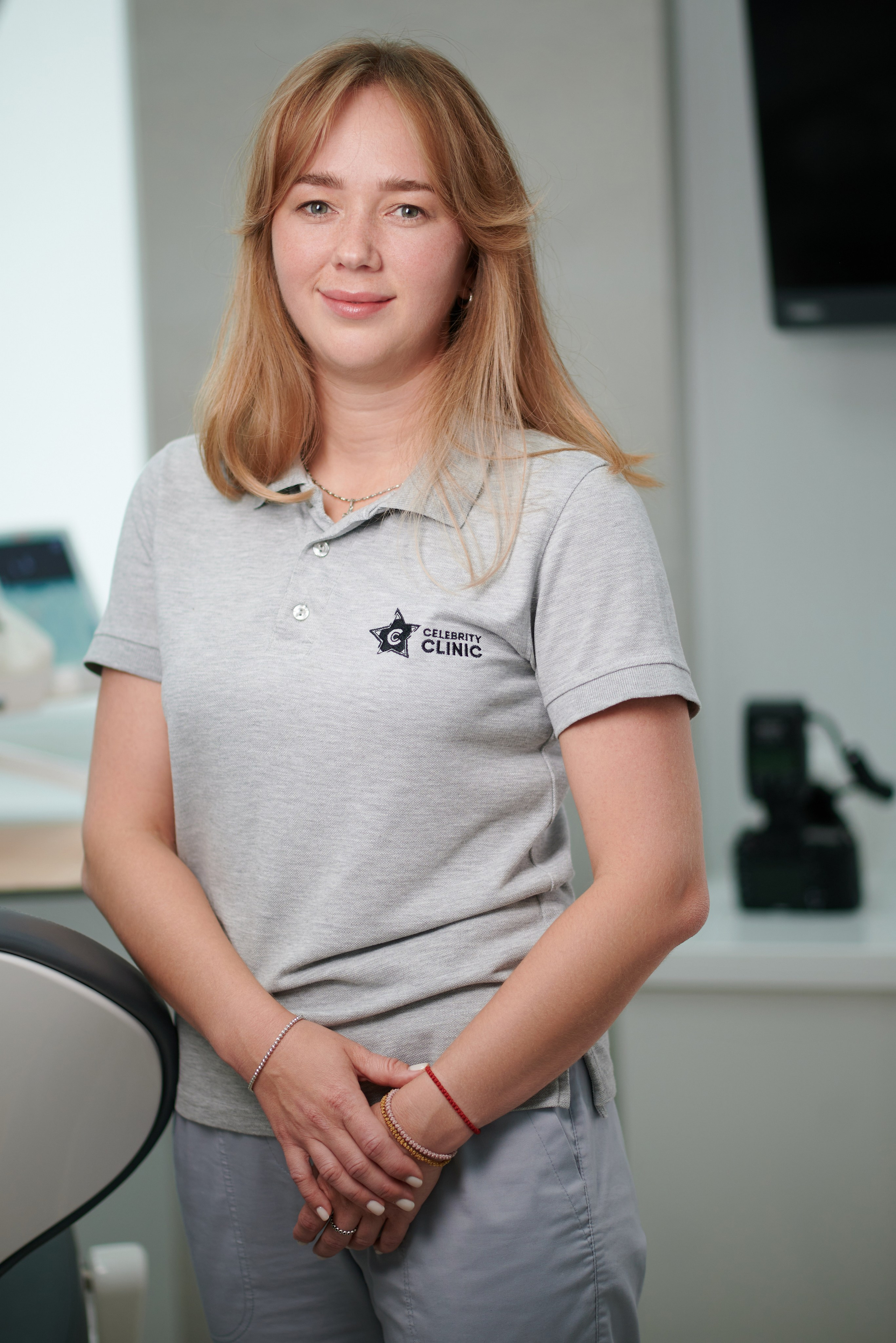 Профессиональный портрет стоматолога в современном кабинете. Съемка персонала для сайта клиники Нижний Новгород