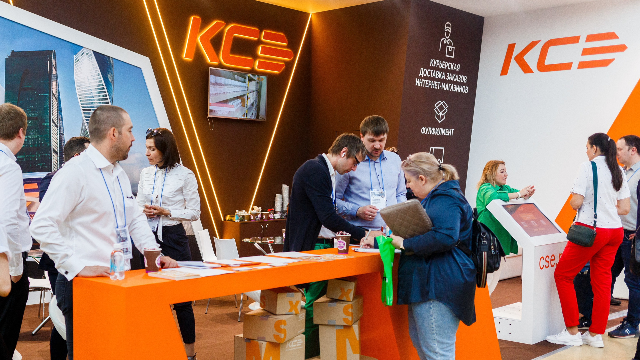 Обзор работы стенда Курьер-сервис. Репортажный фотограф Борис Геер