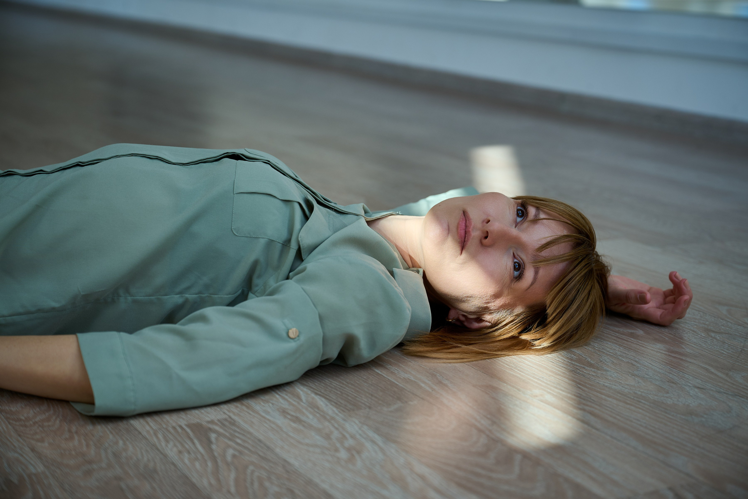 Тихая женская фотография — съёмка без ролей и позирования, где важнее состояние, чем образ