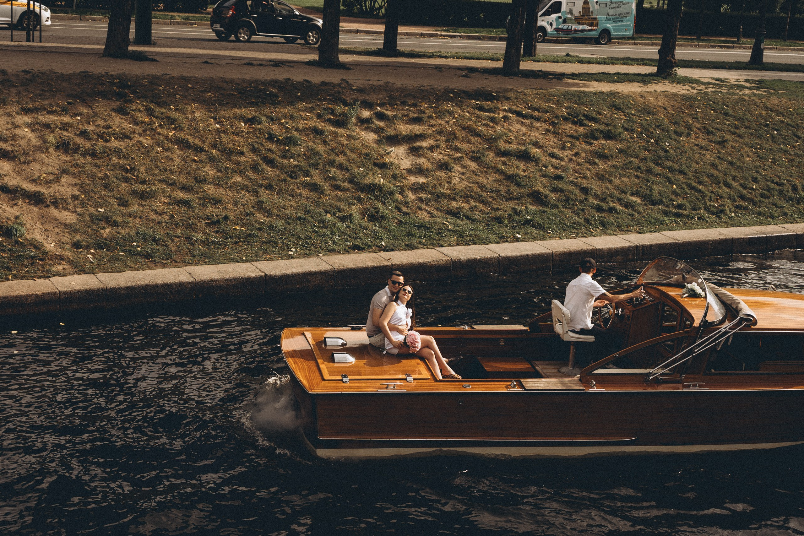 СВАДЕНБНАЯ СЬЕМКА НА КАТЕРЕ ПО КАНАЛАМ САНКТ-ПЕТЕРБУРГА И В АКВАТОРИИ НЕВЫ. Профессиональный фотограф, Санкт-Петербург — Виктория Богомолова