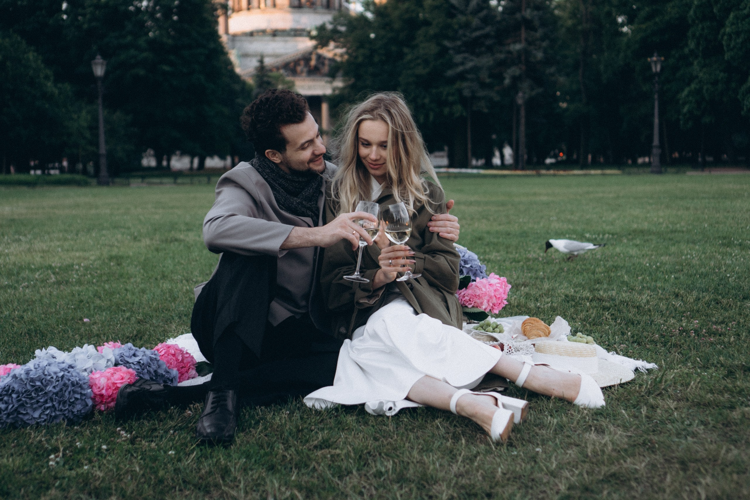 СВАДЕБНАЯ СЬЕМКА ПАРЫ НА РАССВЕТЕ В БЕЛЫЕ НОЧИ И ПРОГУЛКА С РАЗВОДНЫМИ МОСТАМИ И ПИКНИК ВОЗЛЕ ИСАКИЕВСКОГО СОБОРА. Профессиональный фотограф, Санкт-Петербург — Виктория Богомолова