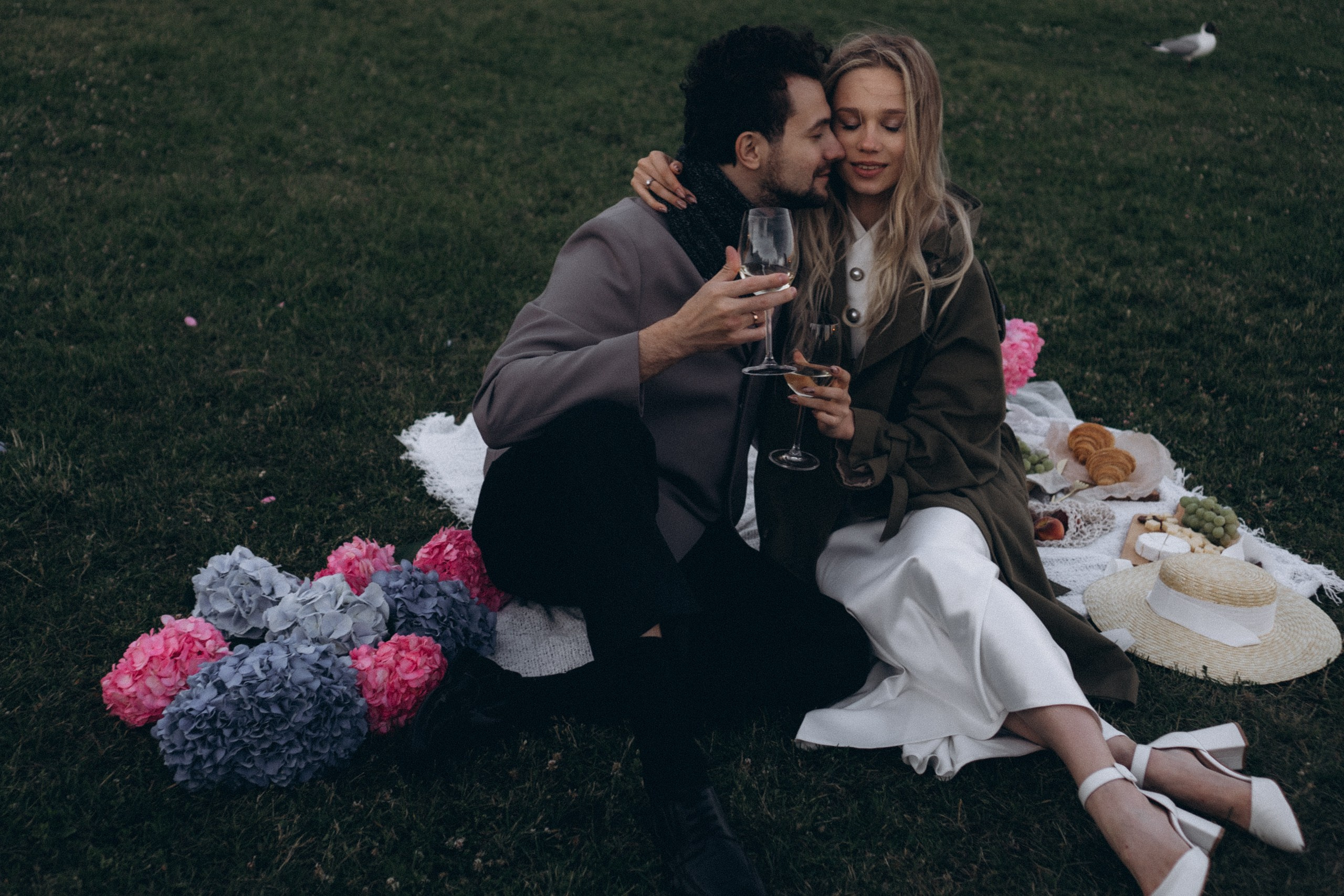 СВАДЕБНАЯ СЬЕМКА ПАРЫ НА РАССВЕТЕ В БЕЛЫЕ НОЧИ И ПРОГУЛКА С РАЗВОДНЫМИ МОСТАМИ И ПИКНИК ВОЗЛЕ ИСАКИЕВСКОГО СОБОРА. Профессиональный фотограф, Санкт-Петербург — Виктория Богомолова