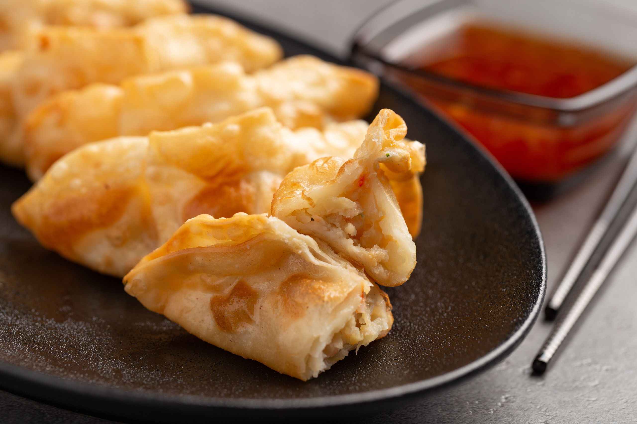 Съемка роллов в Сочи, фудфотограф в Сочи, роллы на тарелке, азиатская кухня в Сочи, гедза, азиатские пельмени