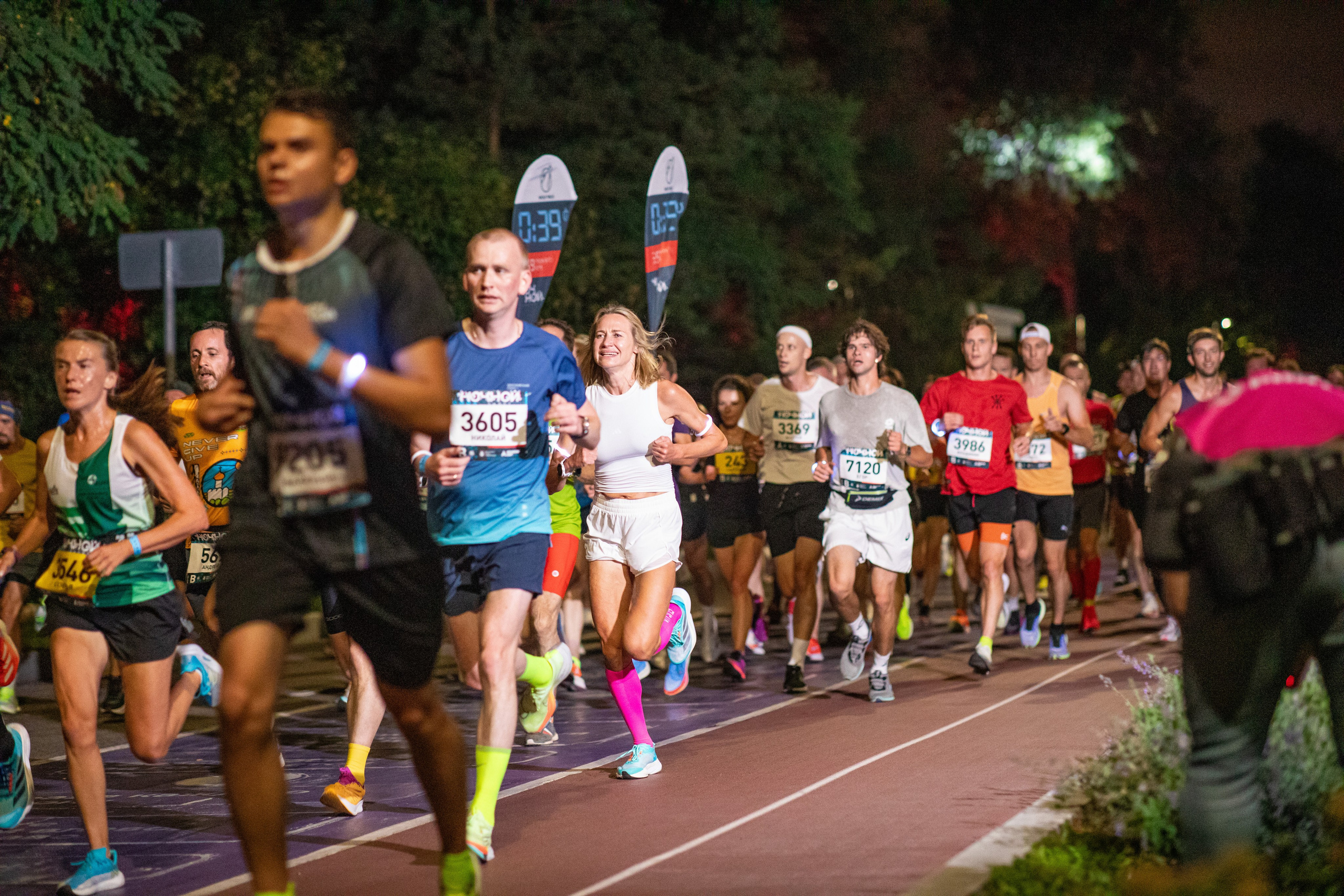 Ночной забег в ленте фотографий бегунов 03.08.24. Фотограф Сергей Ловкий