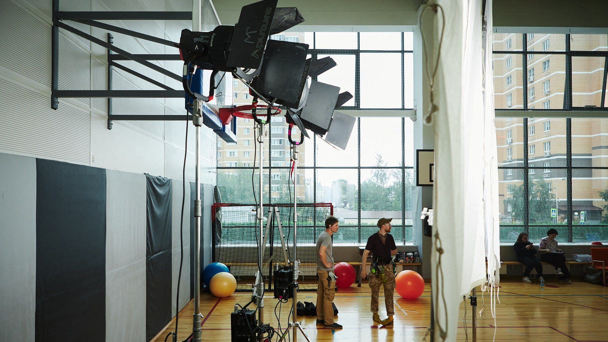 Бэкстейдж сериала «Школота» — репортажная фотосъёмка съёмочного процесса. Репортажный фотограф в Москве — Дмитрий Тарасов | Съёмка мероприятий, концертов, корпоративов