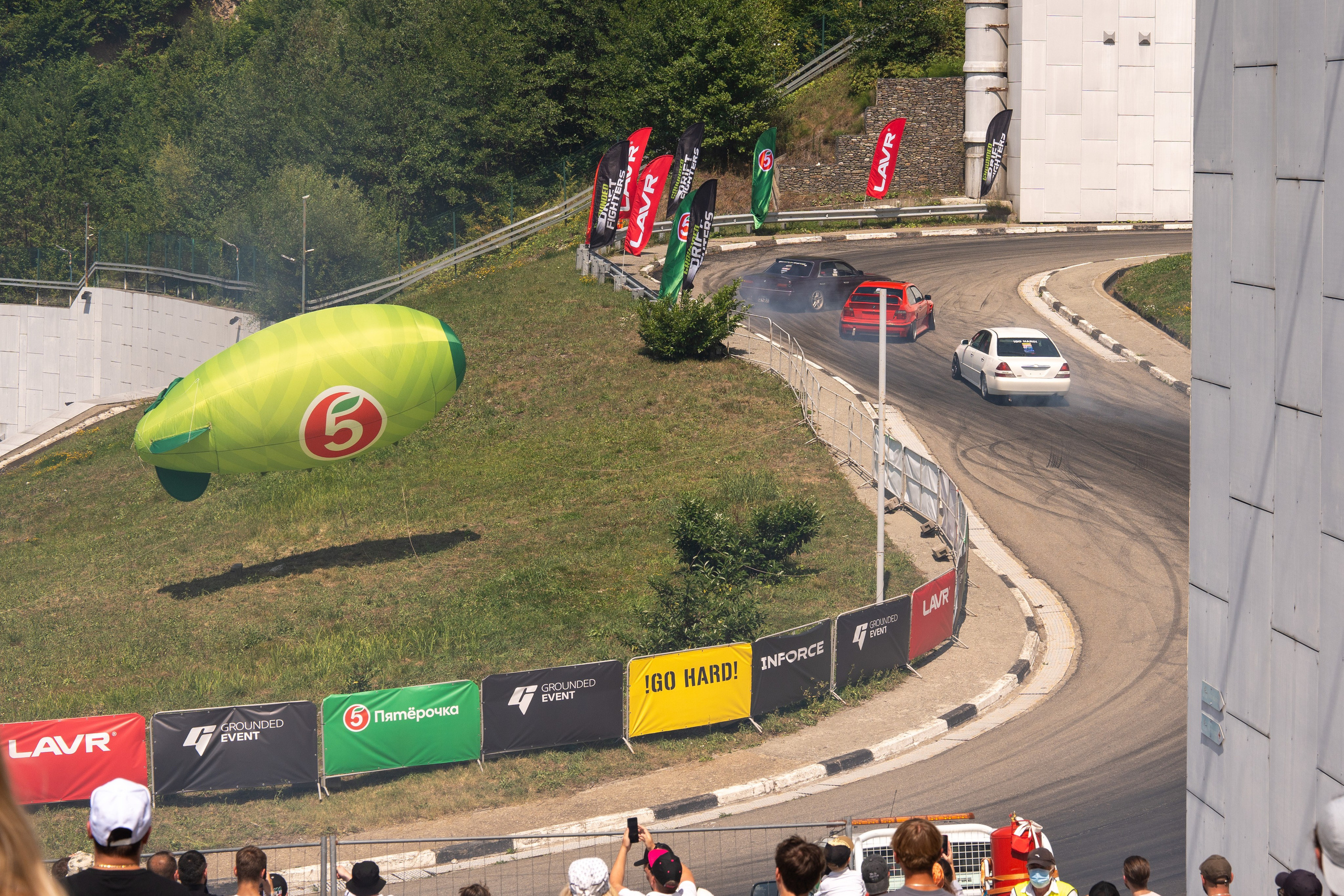 Фотоотчет партнеской интеграции для сети «Пятерочка» на фестивале «Grounded». Репортажный фотограф в Красной Поляне и Сочи Павлюченко Екатерина