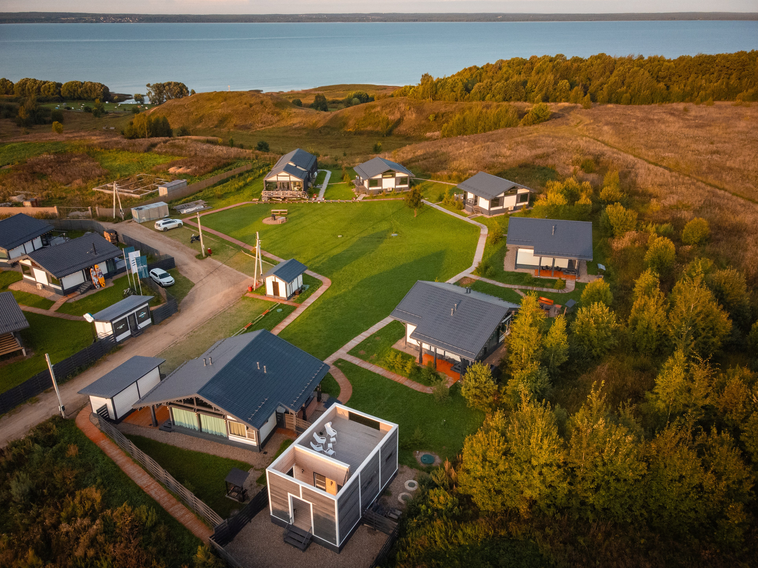 Переславль - Залесский, Загородный клуб "ОЗЕРО", Плещеево озеро, крестова гора, небо, трава, лето, утро, дом