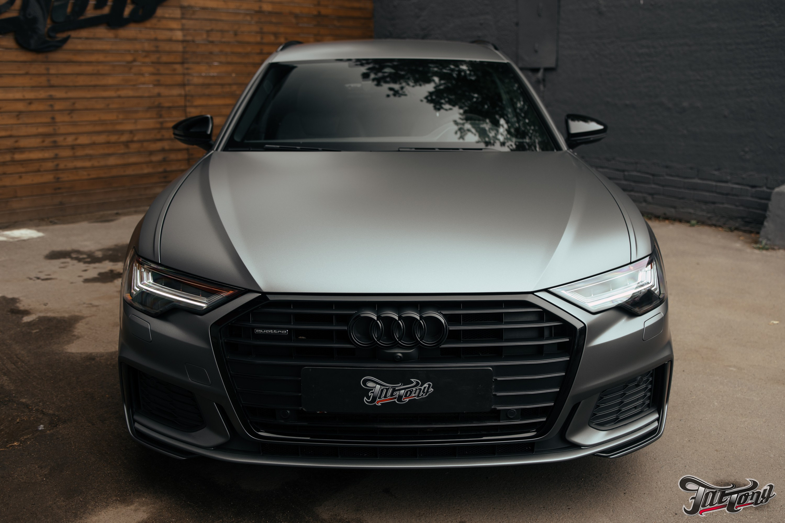 Audi A6 2 раза поменяла цвет, оклейка с проемами в зеленый и преклейка в серый. DeLorein