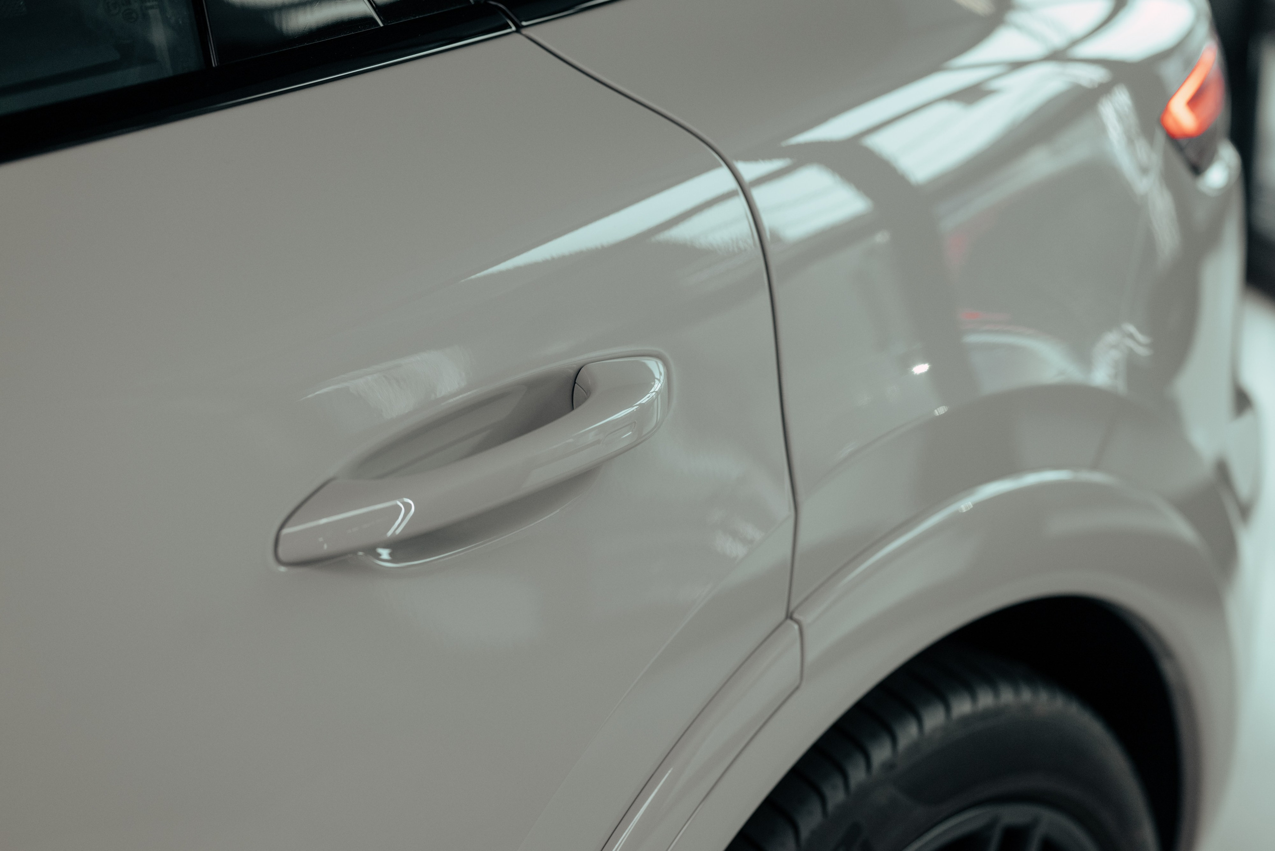 Porsche Cayenne GTS grey on red. DeLorein