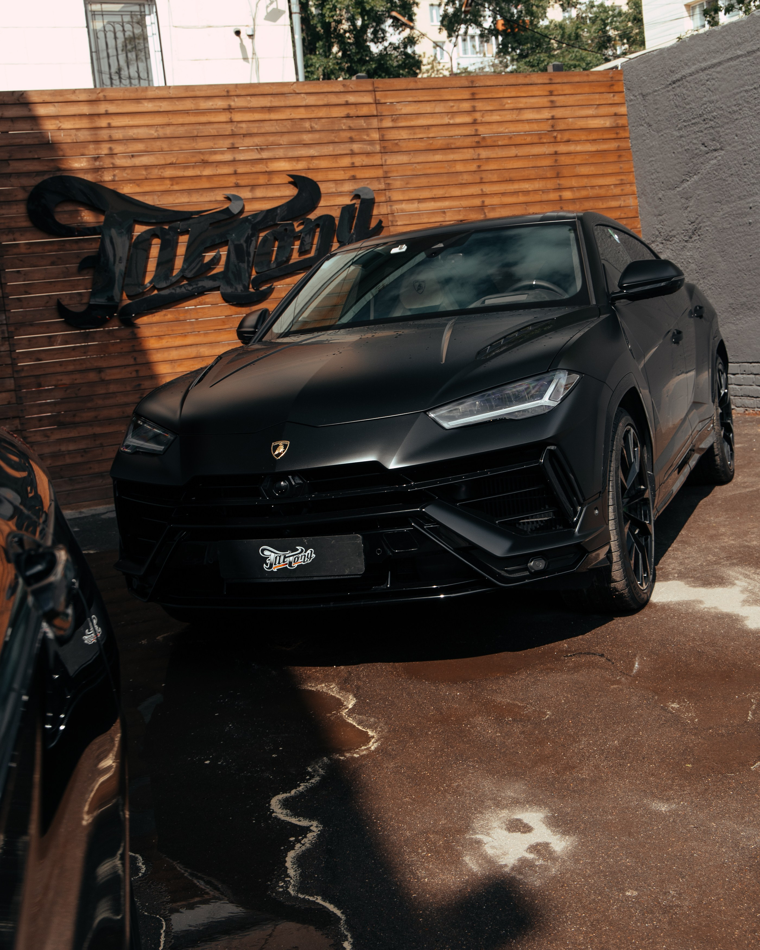 Lamborghini Urus ламинация карбоном вставок в капот, спойлеров, крышки багажника и зеркал. DeLorein