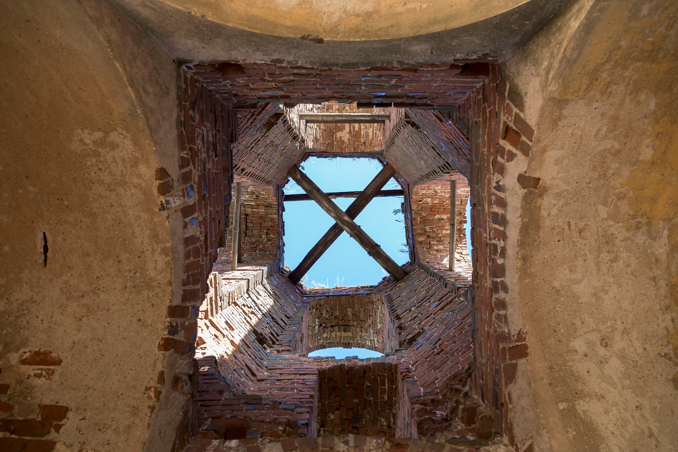 Формы и архитектоника здания Церкви Троицы Живоначальной. Проект фотографа Александра Высокина — «Фотоархитектоника»