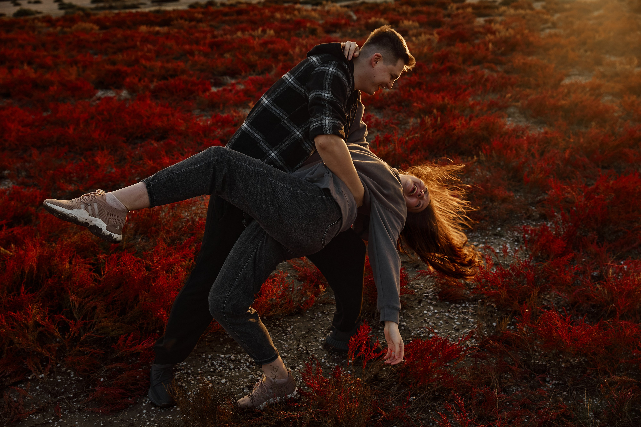 лав стори фотосессия в красном солеросе в Анапе на берегу Витязевского лимана