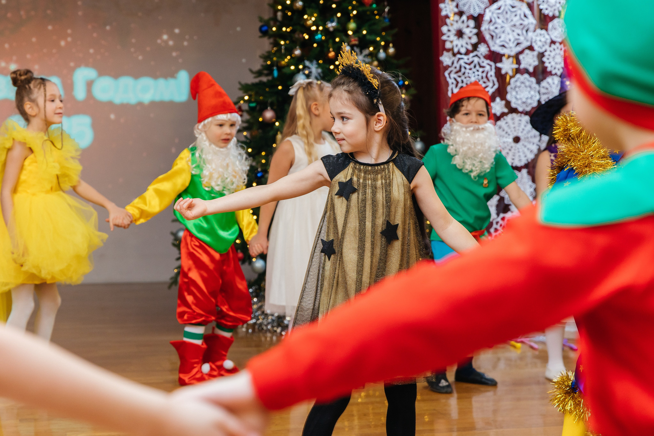 Детский сад № 93 — Утренник (27.12.2024). Свадебный и семейный фотограф Крамар Наталья