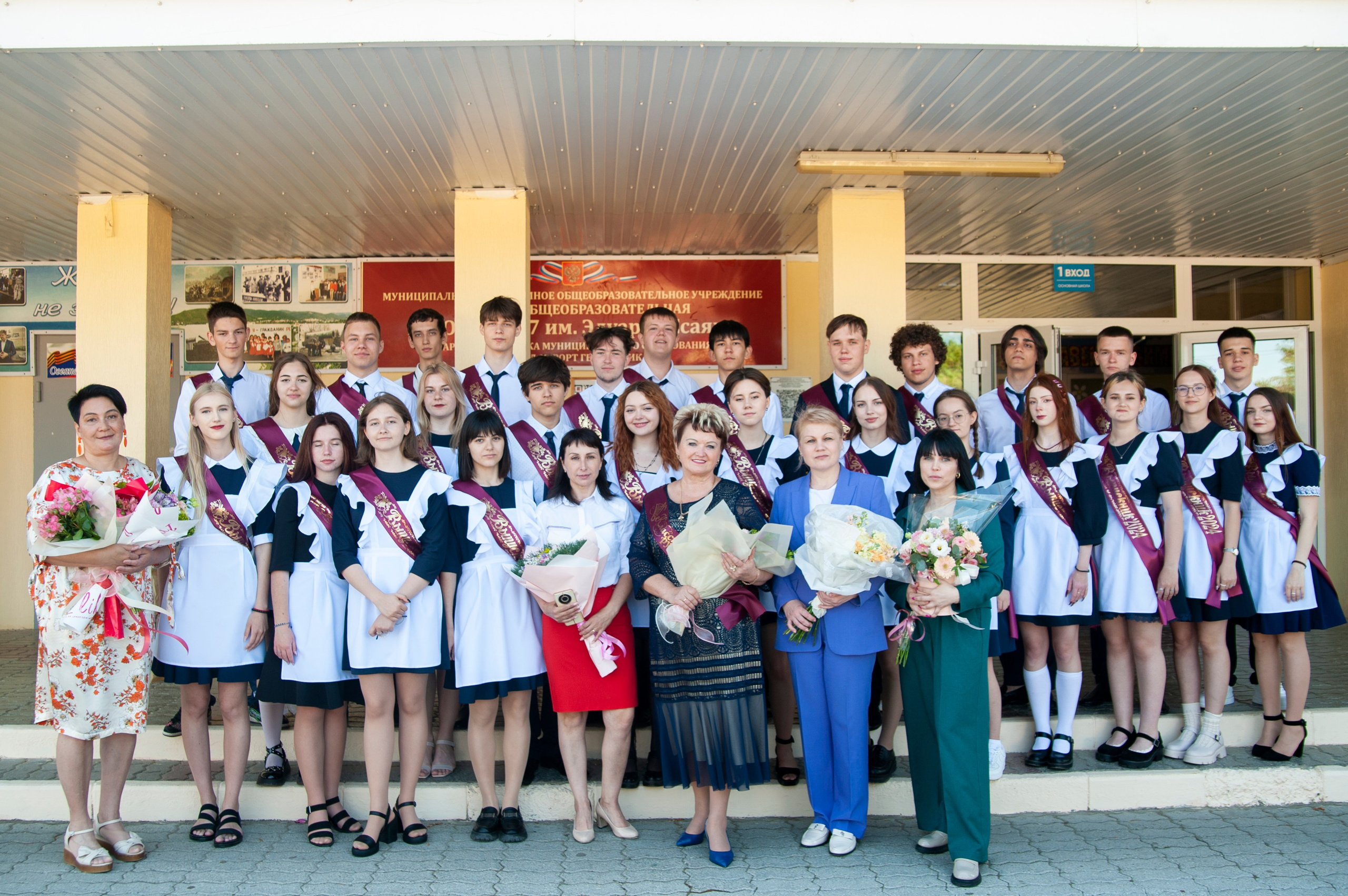 Последний Звонок МАОУ СОШ № 17 им. Эдуарда Есаяна — Архипо-Осиповка. Свадебный и семейный фотограф Денис Лукьянов в Краснодаре, Краснодарском крае и Республике Крым