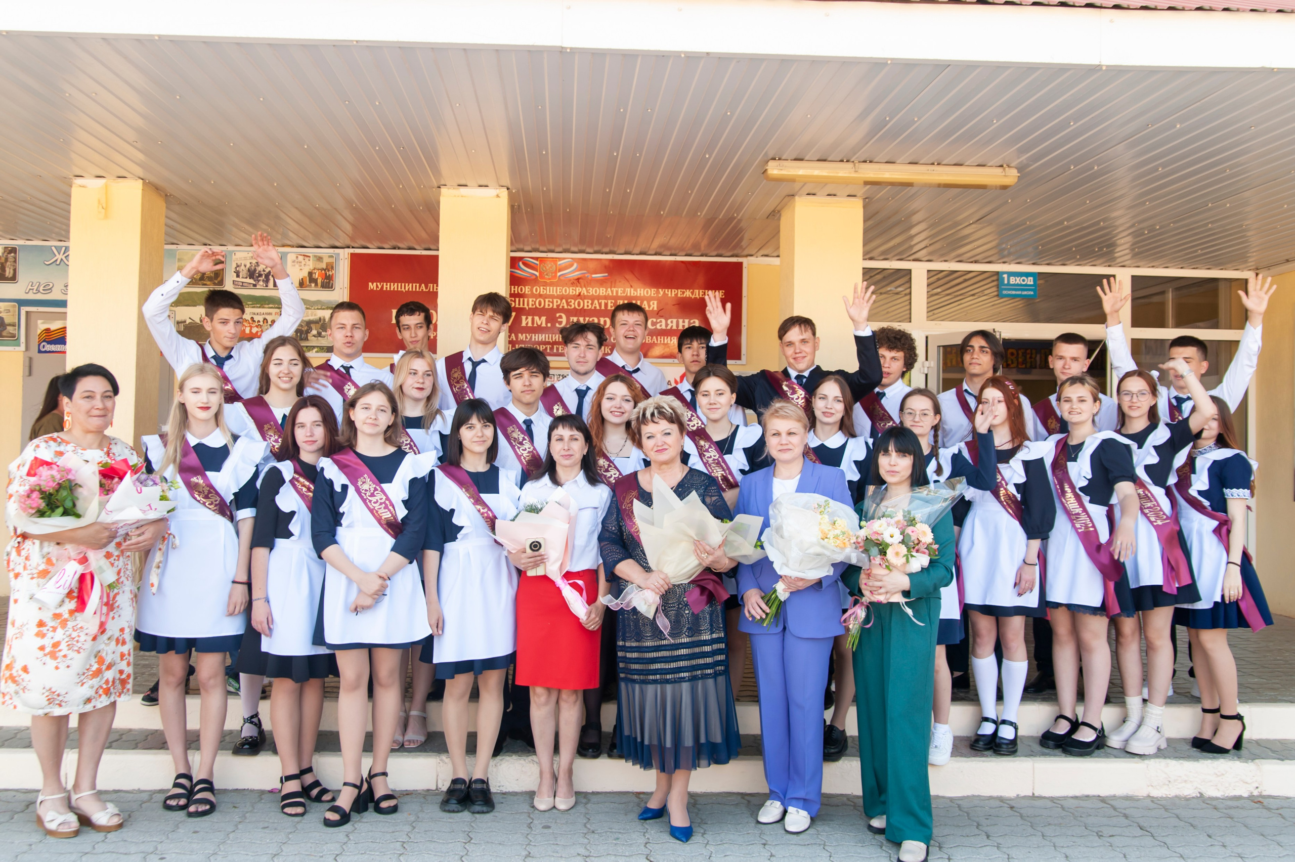 Последний Звонок МАОУ СОШ № 17 им. Эдуарда Есаяна — Архипо-Осиповка. Свадебный и семейный фотограф Денис Лукьянов в Краснодаре, Краснодарском крае и Республике Крым