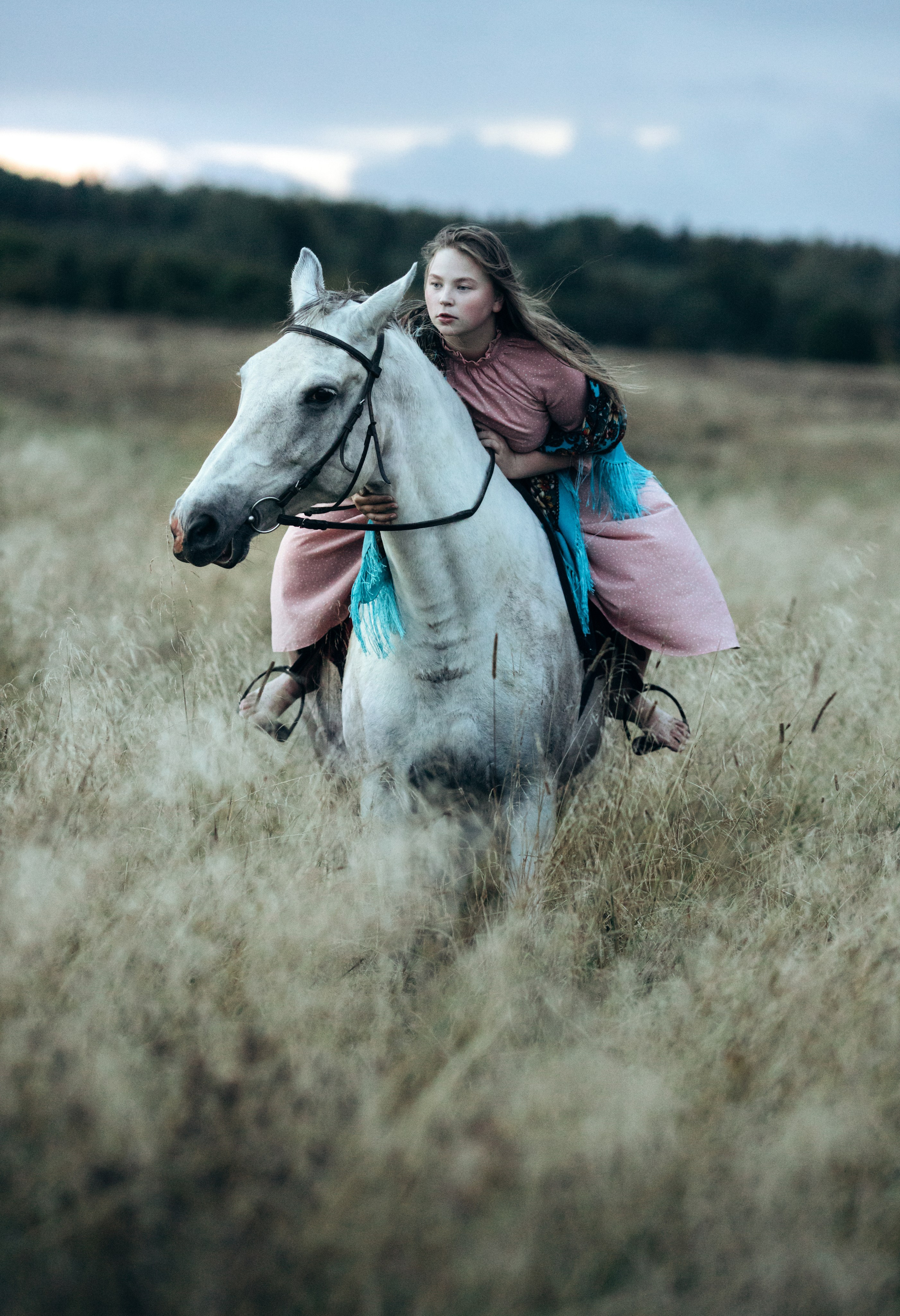 Девушка и лошадь. Наталия Клевинскас портретный фотограф в Костроме