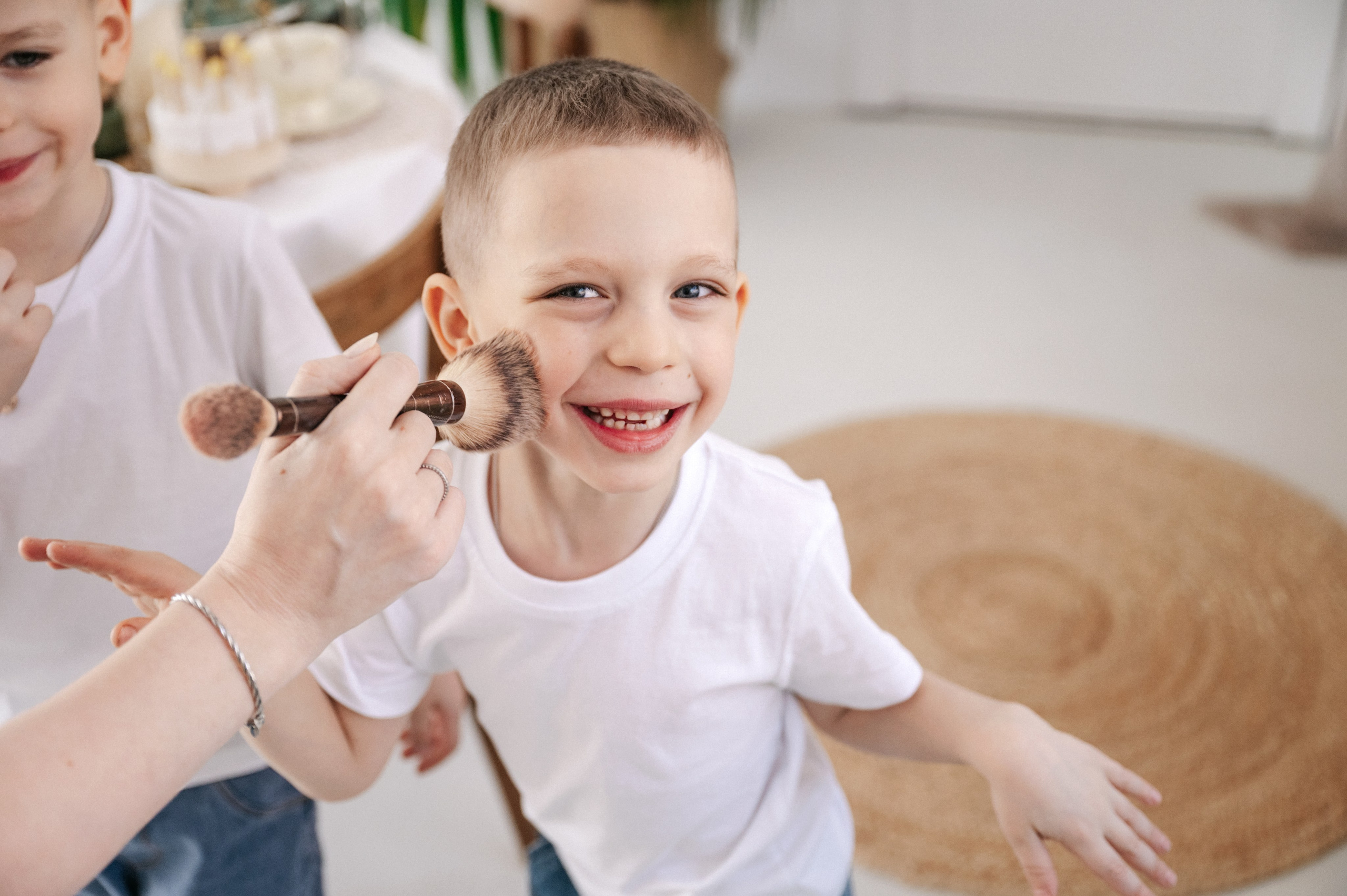 Семейная фотосессия мамы с сыновьями в фотостудии в Королёве. Свадебный и семейный фотограф Виктория Носачёва. Щелково, Москва и МО