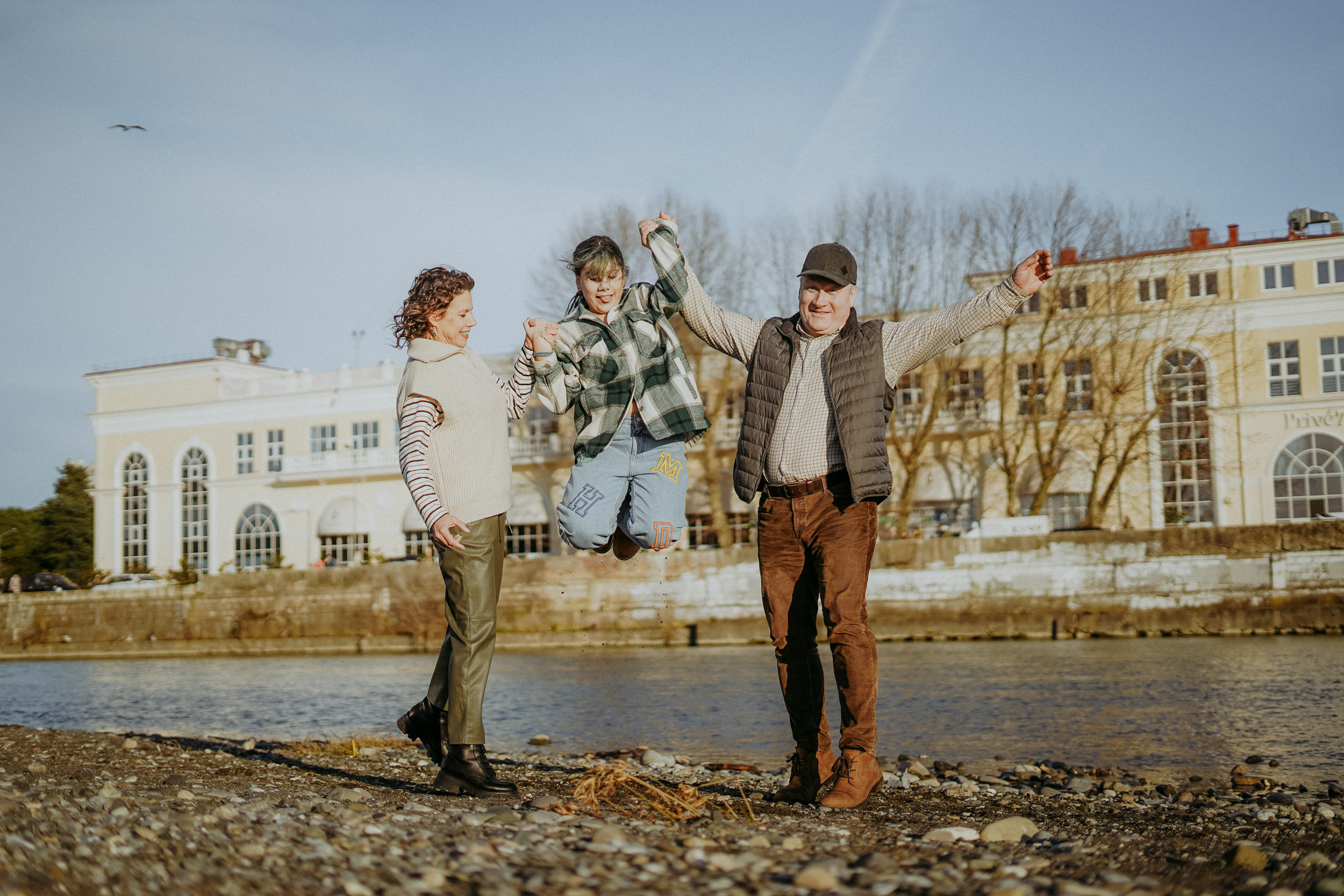 Светлана, Пётр, Ульяна и Маруся. Январская прогулка по пляжу Ривьера. Фотограф в Сочи и Абхазии | Фототуры | September Air