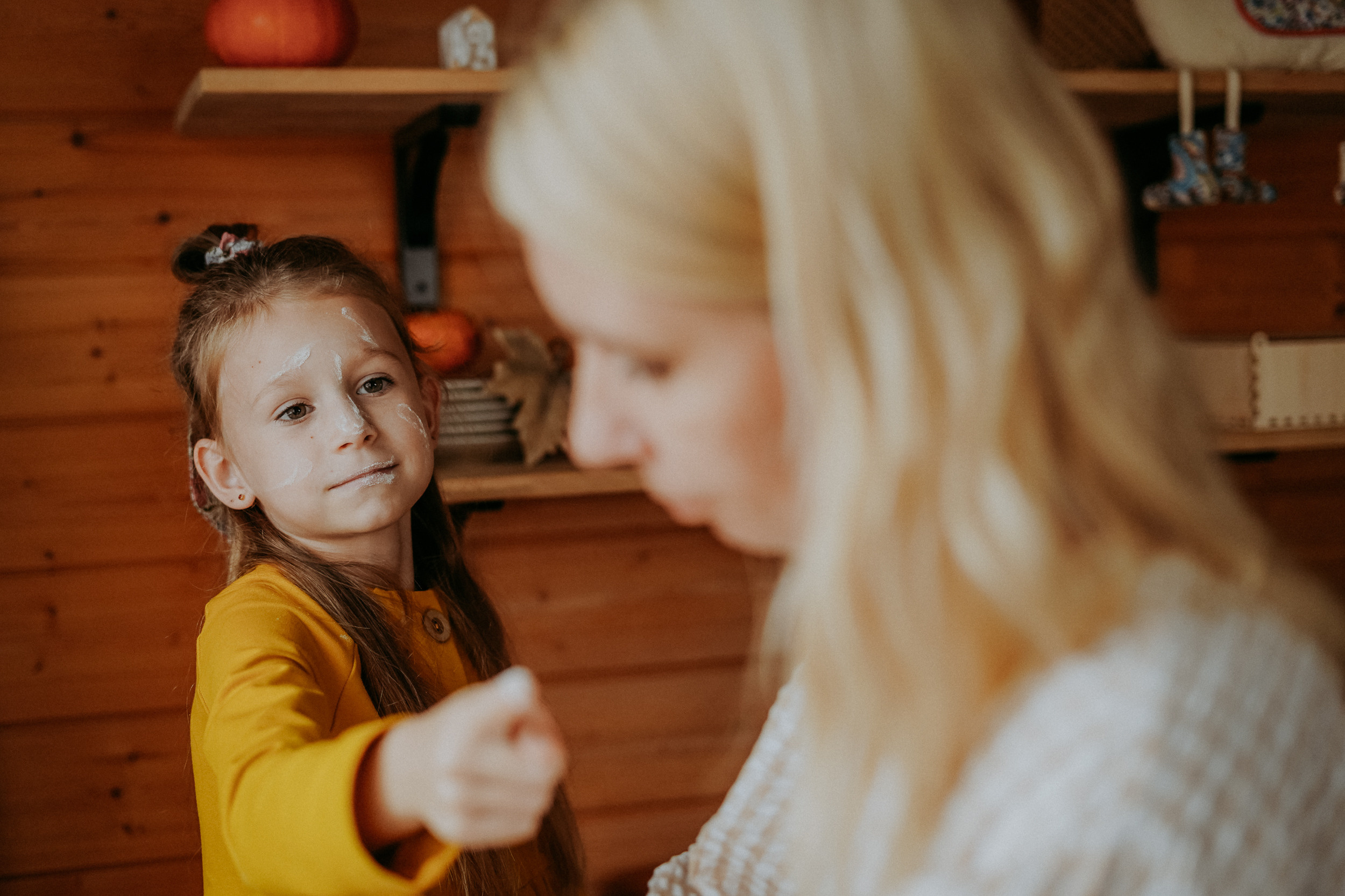 Света и Алиса готовят яблочный пирог. Фотограф в Сочи и Абхазии | Фототуры | September Air