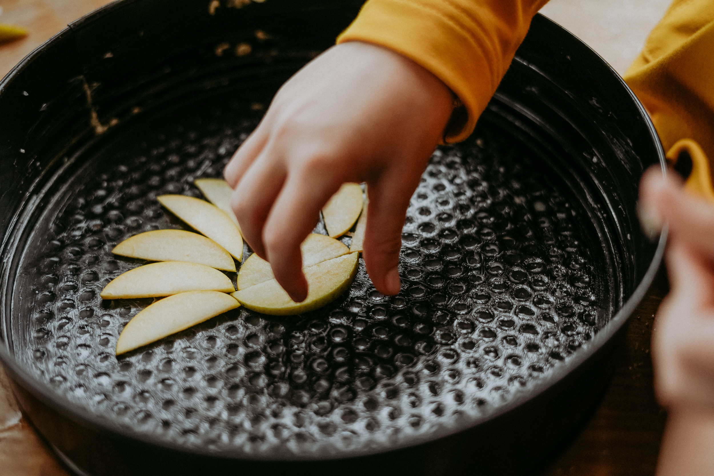 Света и Алиса готовят яблочный пирог. Фотограф в Сочи и Абхазии | Фототуры | September Air