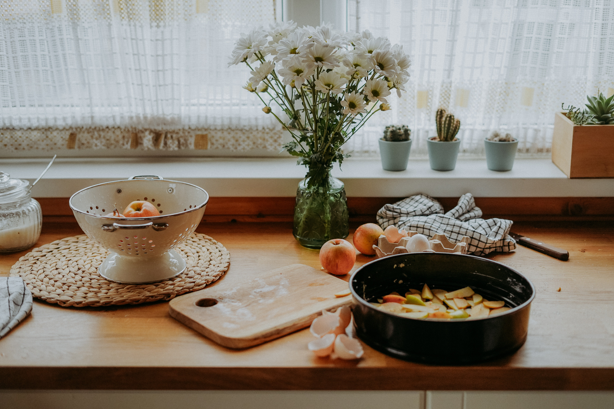 Света и Алиса готовят яблочный пирог. Фотограф в Сочи и Абхазии | Фототуры | September Air