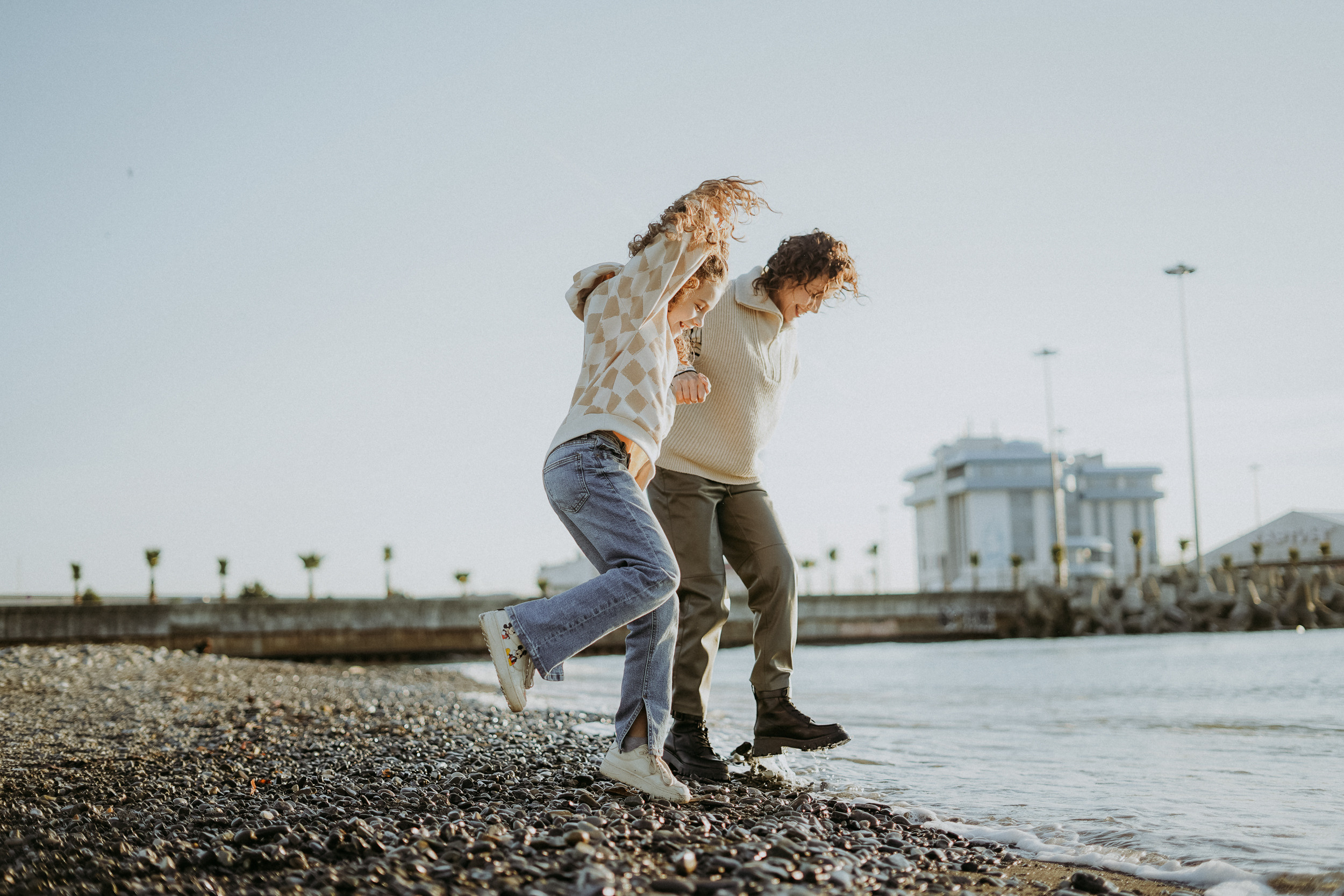 Светлана, Пётр, Ульяна и Маруся. Январская прогулка по пляжу Ривьера. Фотограф в Сочи и Абхазии | Фототуры | September Air