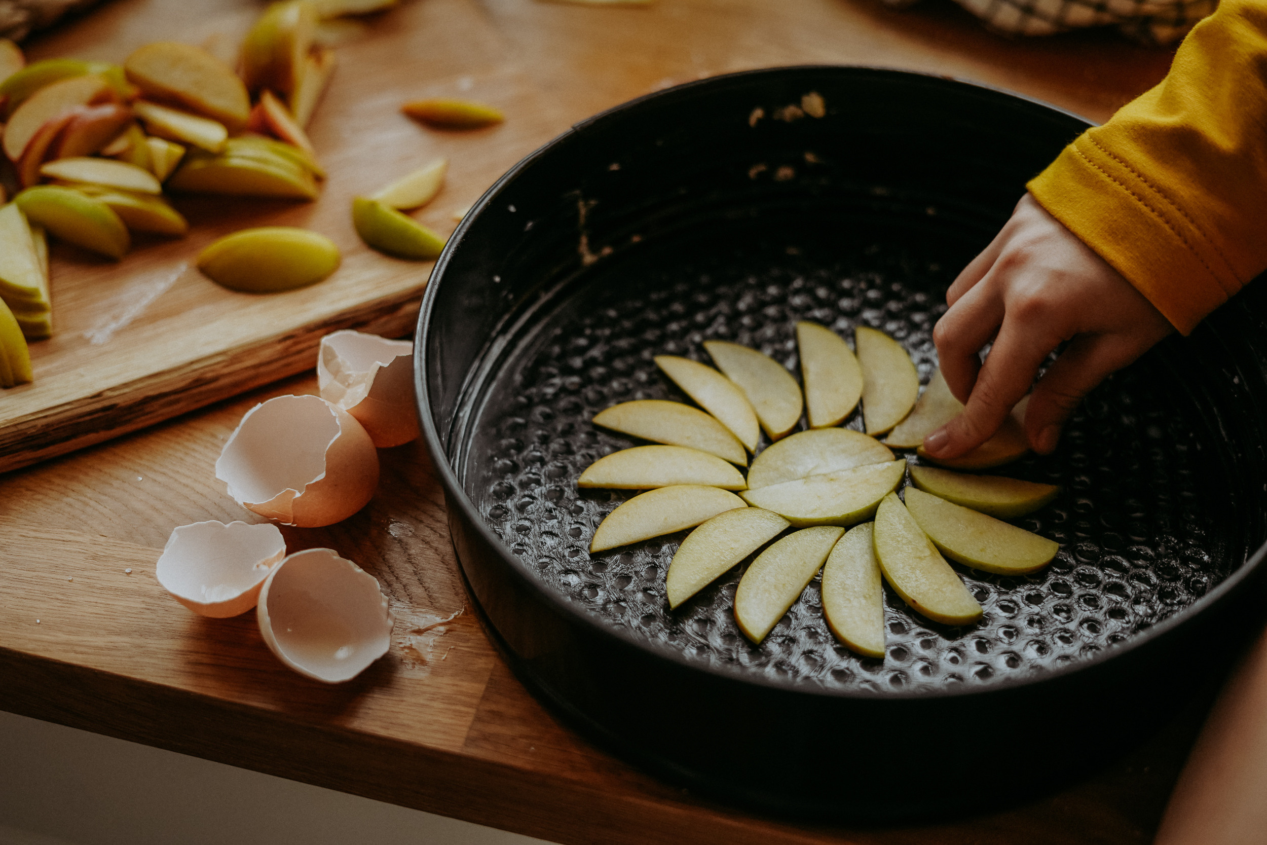Света и Алиса готовят яблочный пирог. Фотограф в Сочи и Абхазии | Фототуры | September Air
