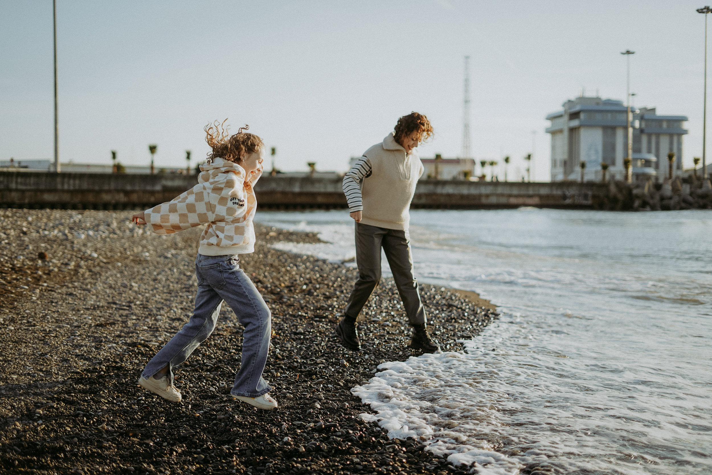 Светлана, Пётр, Ульяна и Маруся. Январская прогулка по пляжу Ривьера. Фотограф в Сочи и Абхазии | Фототуры | September Air