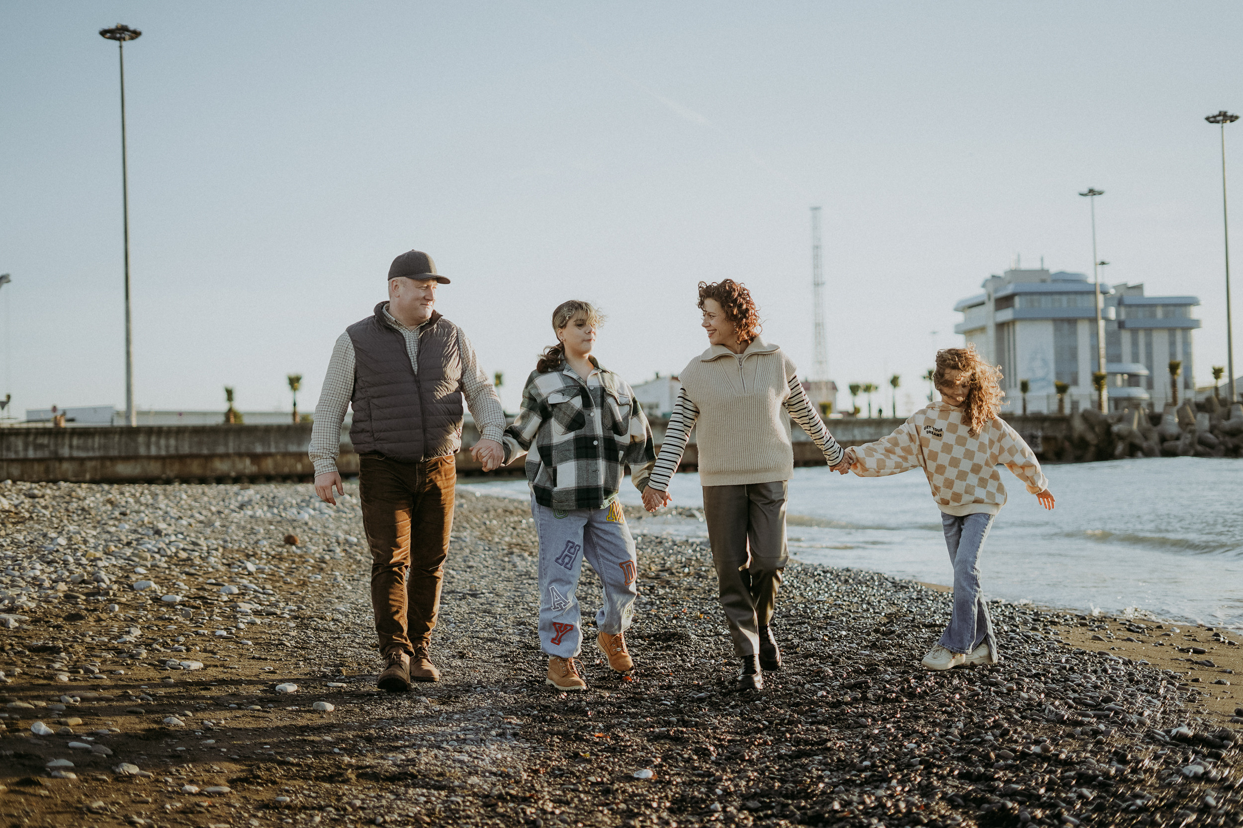 Светлана, Пётр, Ульяна и Маруся. Январская прогулка по пляжу Ривьера. Фотограф в Сочи и Абхазии | Фототуры | September Air