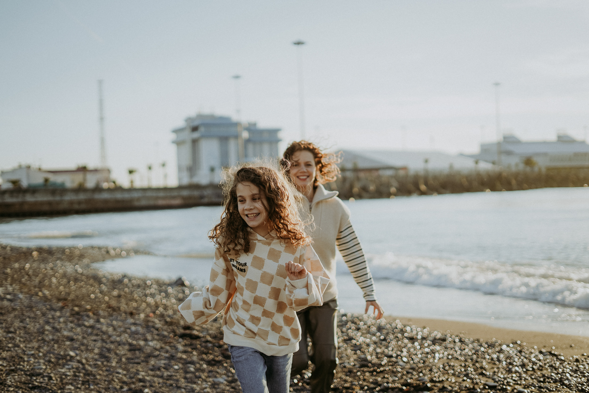 Светлана, Пётр, Ульяна и Маруся. Январская прогулка по пляжу Ривьера. Фотограф в Сочи и Абхазии | Фототуры | September Air
