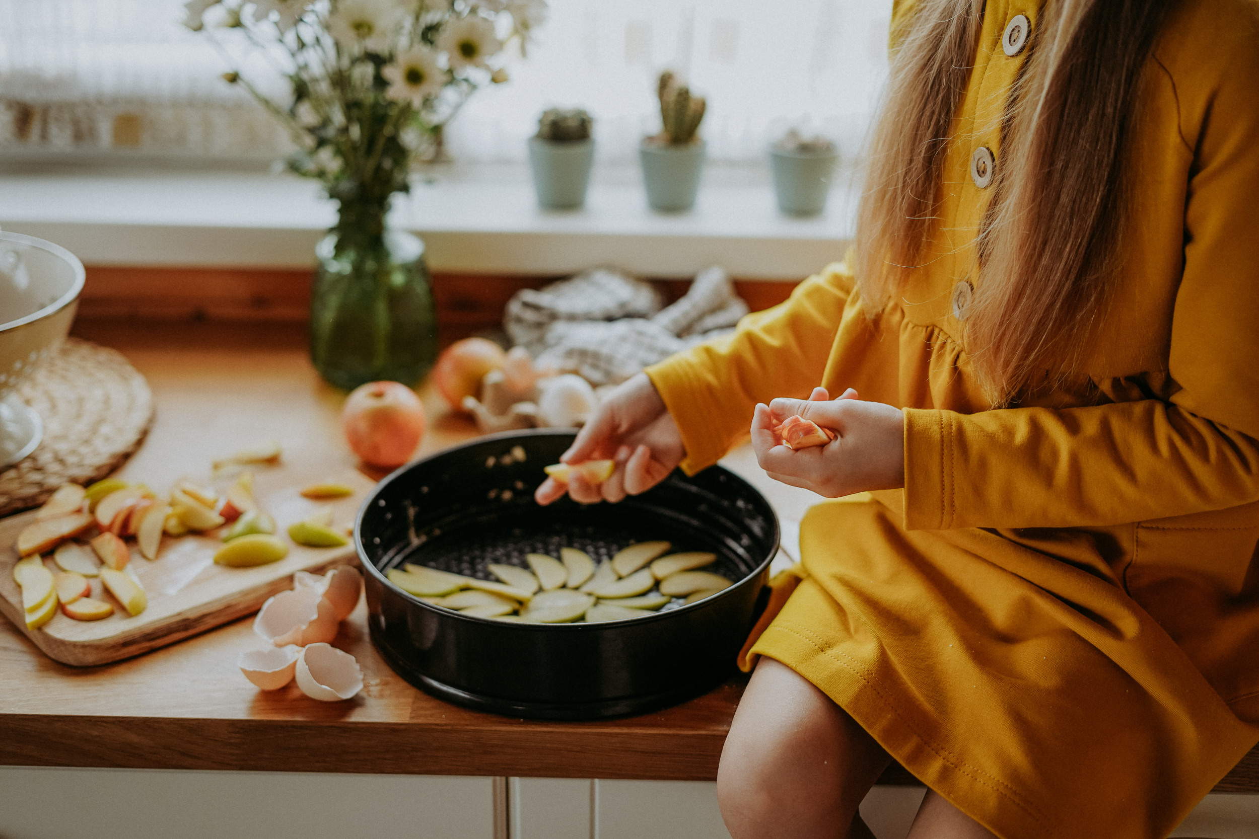 Света и Алиса готовят яблочный пирог. Фотограф в Сочи и Абхазии | Фототуры | September Air
