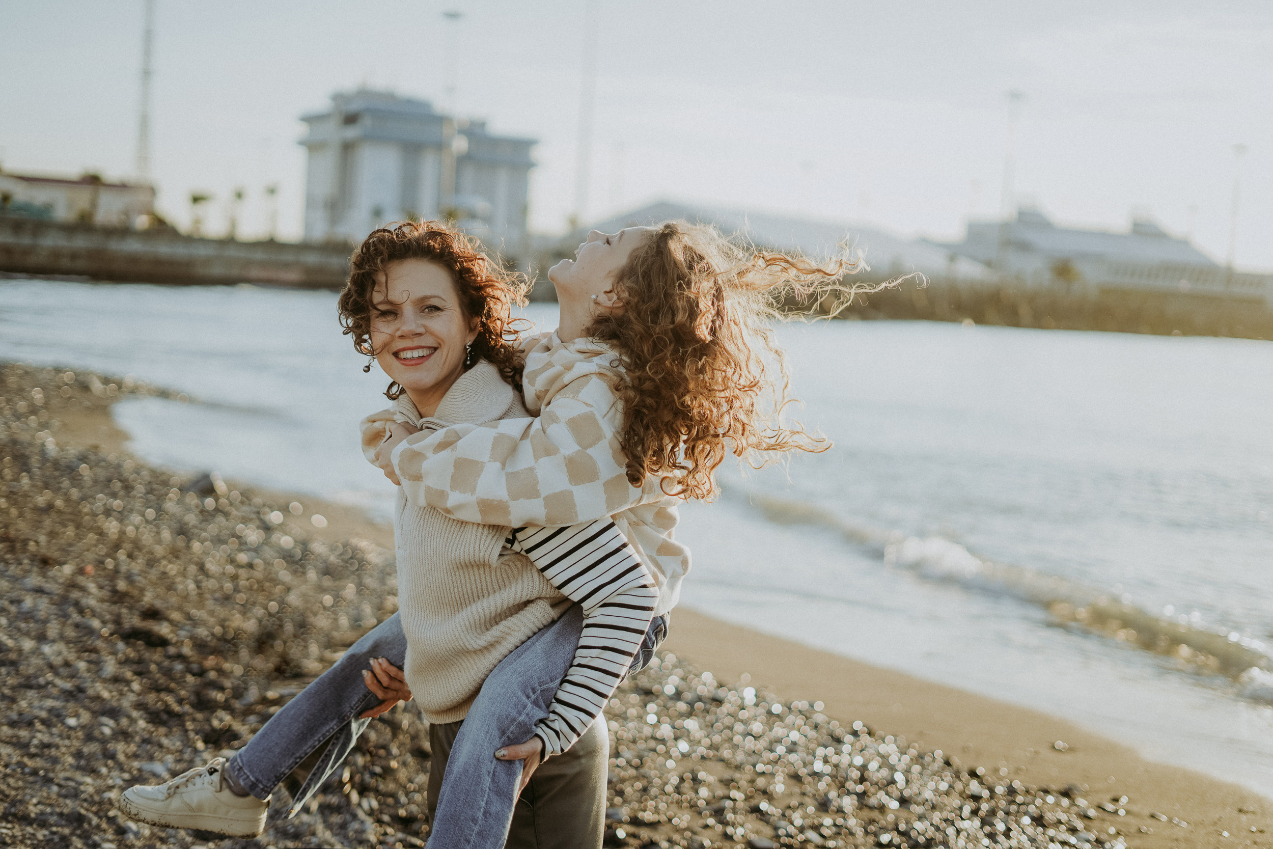 Светлана, Пётр, Ульяна и Маруся. Январская прогулка по пляжу Ривьера. Фотограф в Сочи и Абхазии | Фототуры | September Air