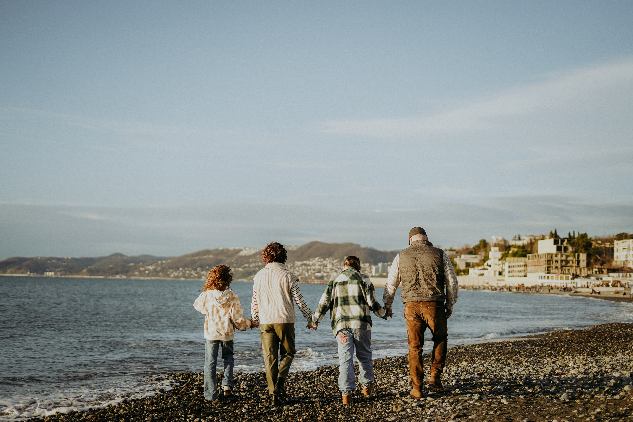Светлана, Пётр, Ульяна и Маруся. Январская прогулка по пляжу Ривьера. Фотограф в Сочи и Абхазии | Фототуры | September Air