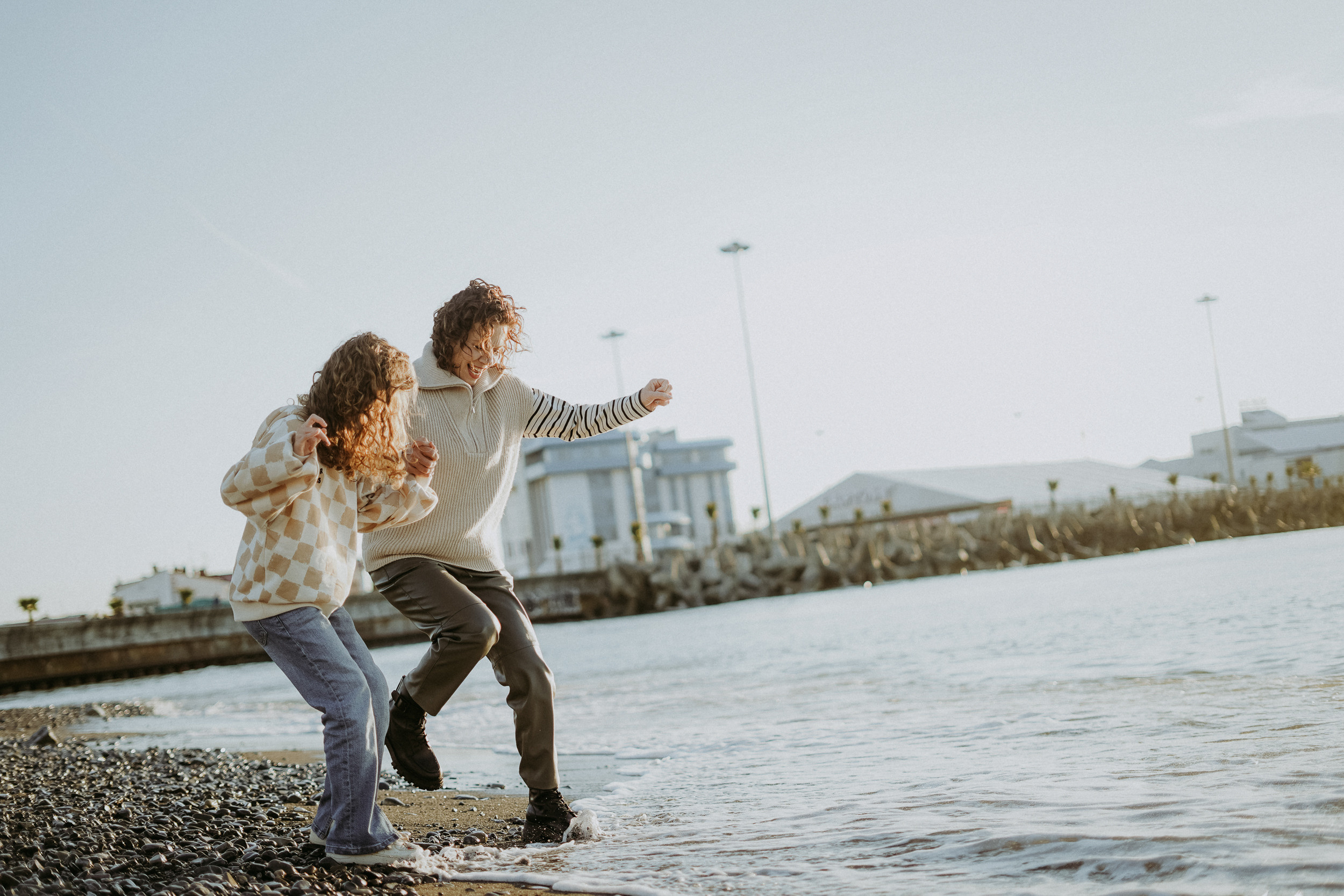 Светлана, Пётр, Ульяна и Маруся. Январская прогулка по пляжу Ривьера. Фотограф в Сочи и Абхазии | Фототуры | September Air