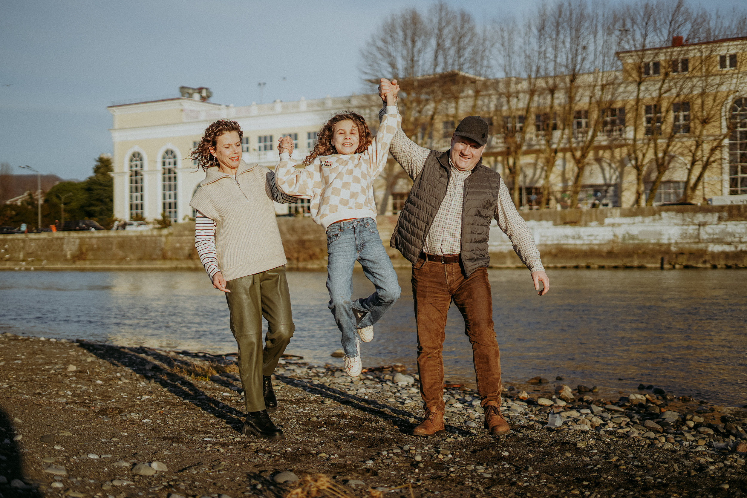 Светлана, Пётр, Ульяна и Маруся. Январская прогулка по пляжу Ривьера. Фотограф в Сочи и Абхазии | Фототуры | September Air
