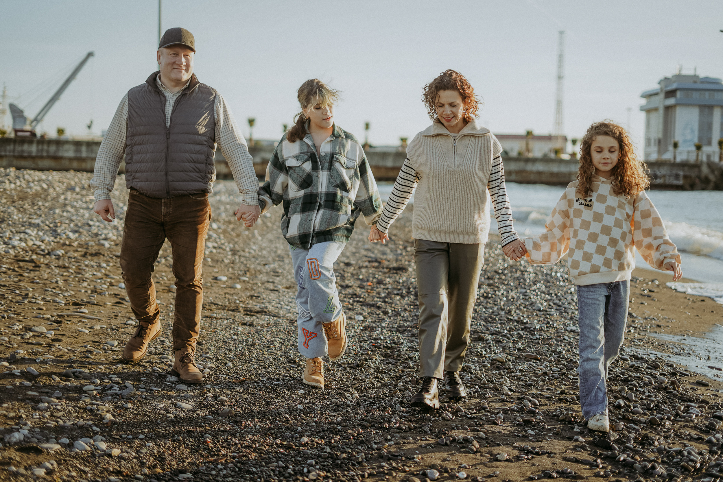 Светлана, Пётр, Ульяна и Маруся. Январская прогулка по пляжу Ривьера. Фотограф в Сочи и Абхазии | Фототуры | September Air