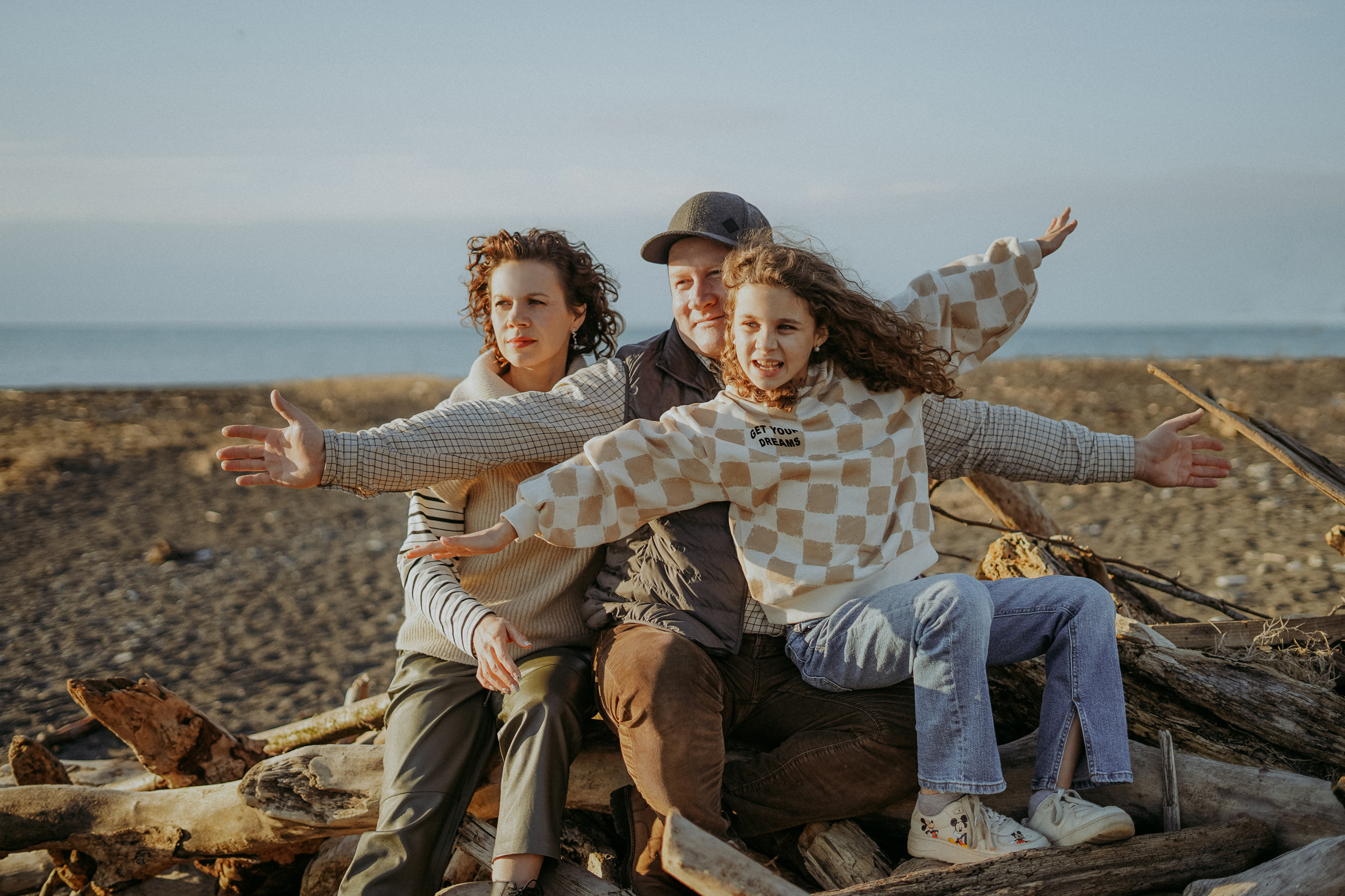 Светлана, Пётр, Ульяна и Маруся. Январская прогулка по пляжу Ривьера. Фотограф в Сочи и Абхазии | Фототуры | September Air
