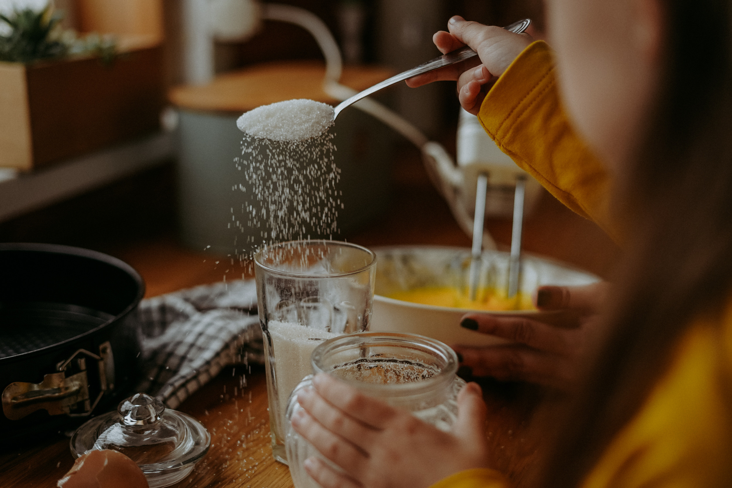 Света и Алиса готовят яблочный пирог. Фотограф в Сочи и Абхазии | Фототуры | September Air