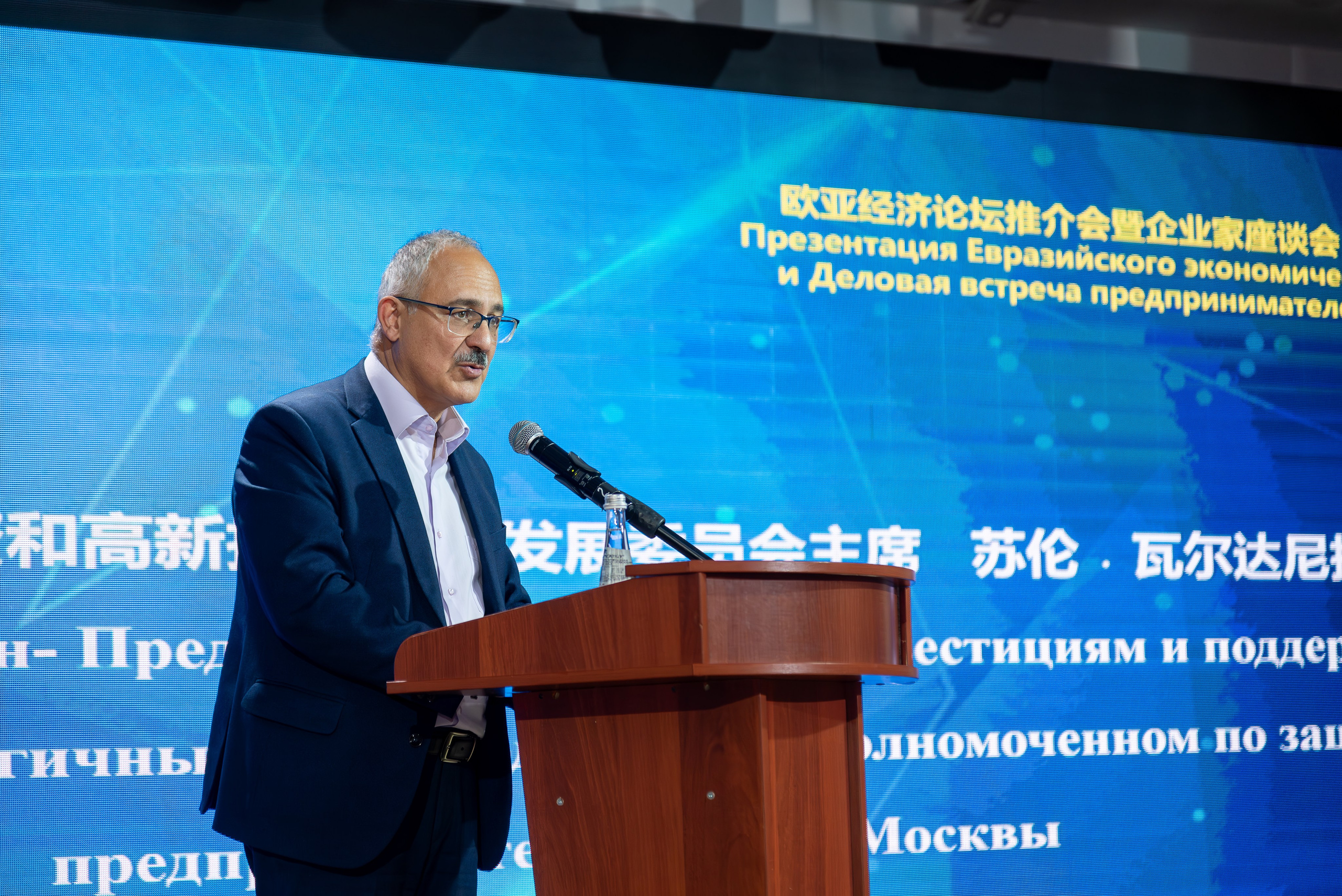 Репортажная фотосъемка для бизнеса, рекламные проекты, выставки, конференции. &nbsp;Стоимость:&nbsp; &nbsp; &nbsp;(7 000р./час)   (2 часа&nbsp;— 12 000р.)   (&nbsp;3 часа&nbsp;— 15 000р.)     (6 часов&nbsp;— 25 000р.)   (&nbsp;полный&nbsp; день 10 часов&nbsp;— 35 000р.)  Быстрая обработка фото   (Готовность фото от&nbsp;1 до&nbsp;4 дней)&nbsp;