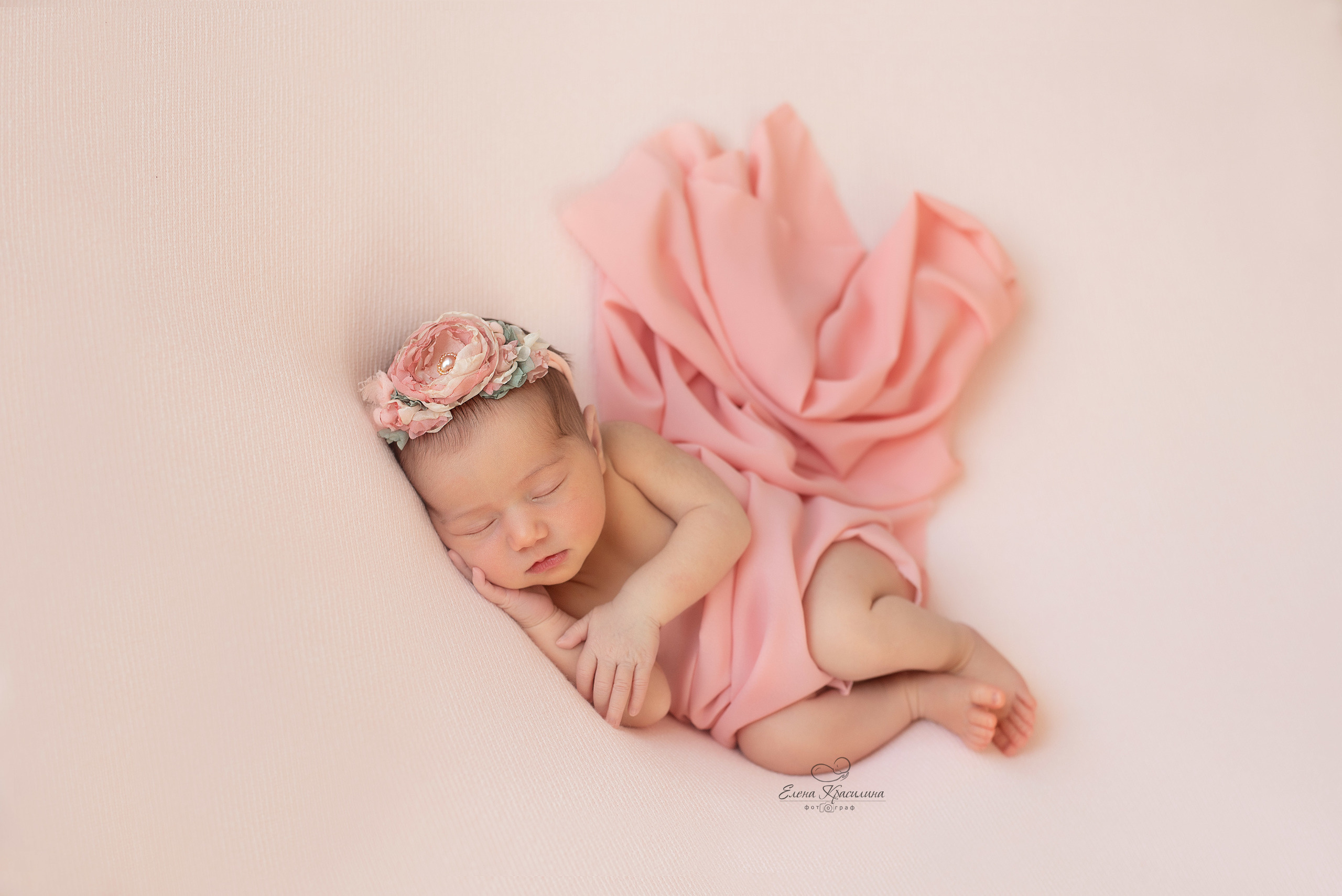 Майя, общий план, поза на боку