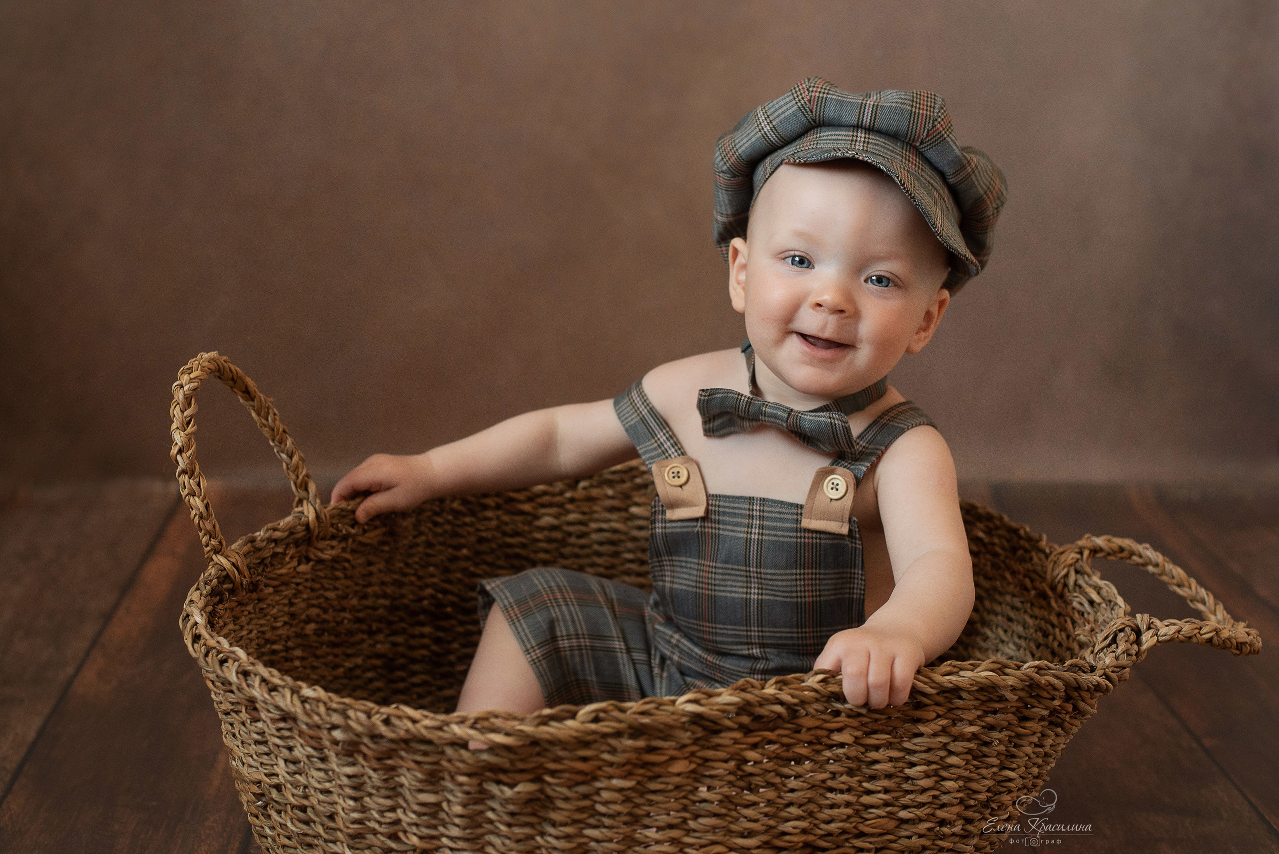 Улыбчивый парень в корзине 