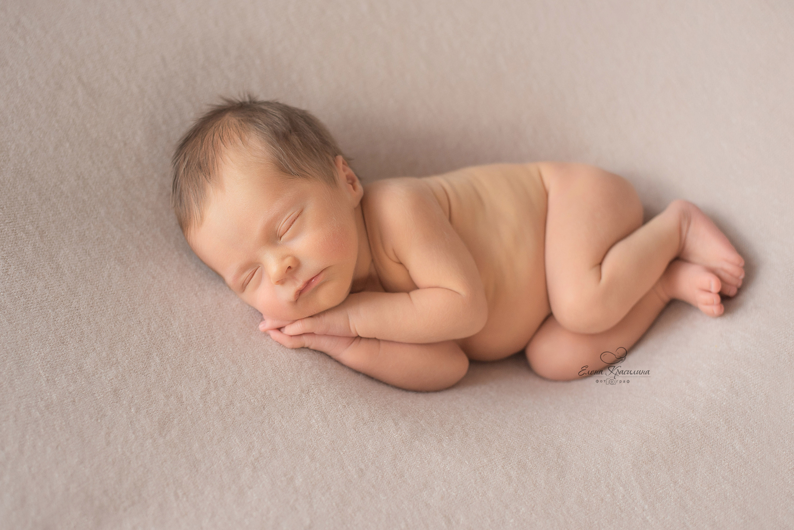 Даниил, поза на боку общий план