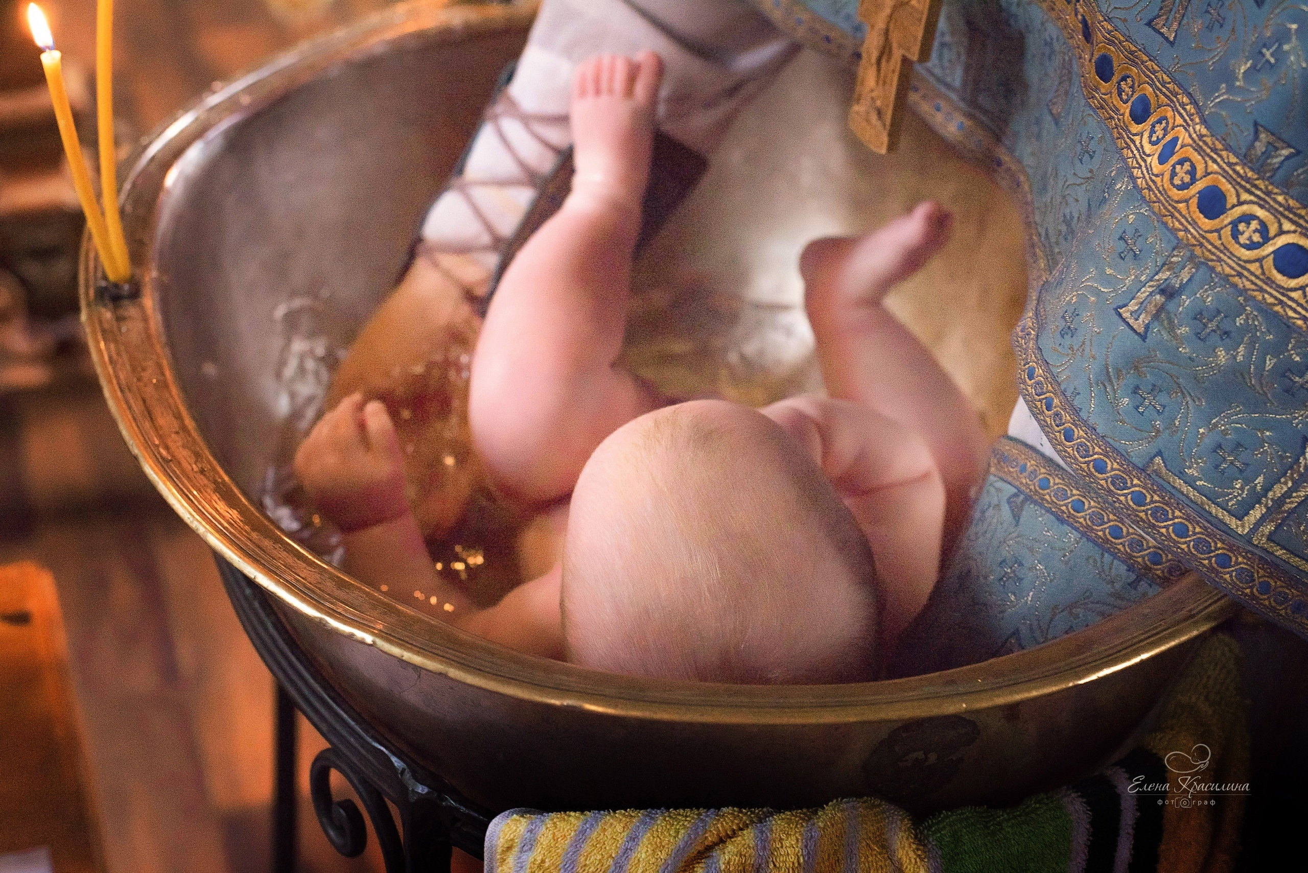 Окунание малышки в купель