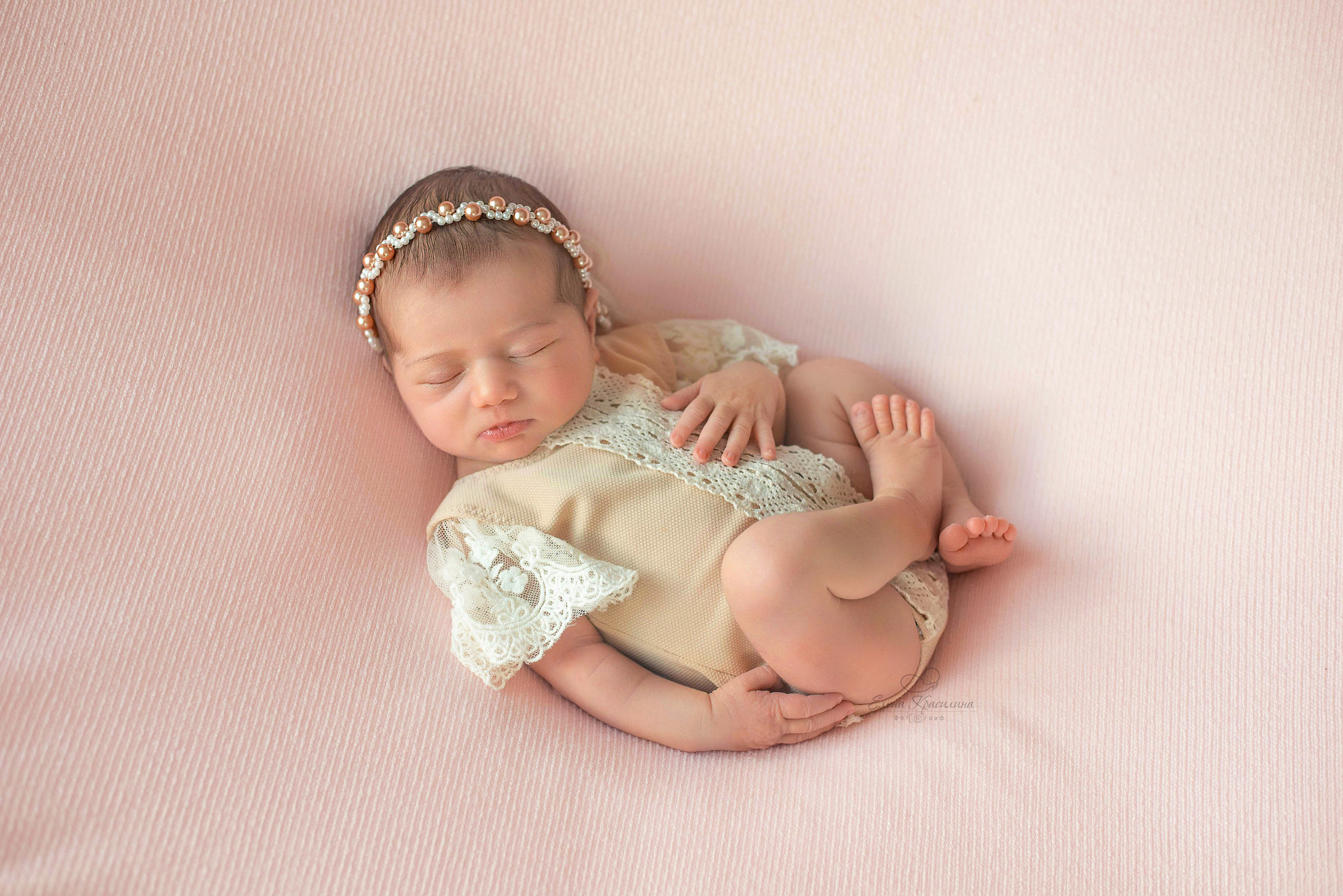 Майя, поза на спинке. 